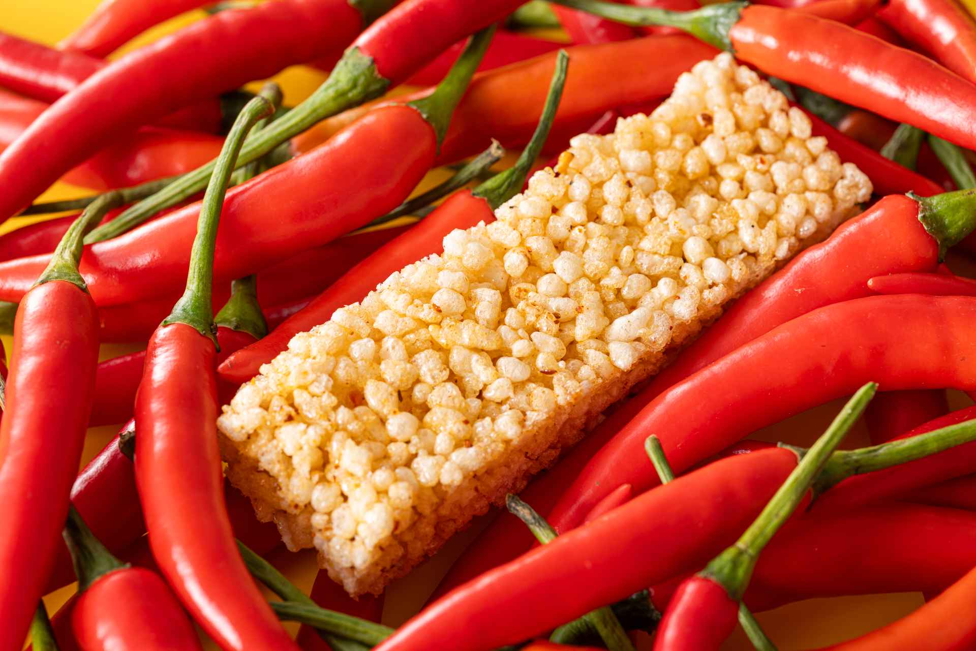 【2026台灣燈會聯名款】<br />奮起福 × 鹿草鄉公所《火馬辣米磚》<br />迎接2026台灣燈會，奮起福攜手鹿草鄉公所與「鹿口嚴選」推出燈會限定聯名款。鹿口嚴選整合農會、農友與食品業者，共同推廣鹿草優質農產，開創地方產業新價值。<br /><br />此次以鹿草契作「朱雀朝天椒」入料，結合奮起福創新膨化技術，打造酥脆米磚。辣香自然奔放、米香濃郁紮實，層次分明、越嚼越香，展現鹿草土地的熱情與力量。<br /><br />包裝融入鹿草圓山宮「火馬」意象與「鹿辣辣」標語設計，呼應燈會光影與地方文化精神，實踐「地方共好、農食結合、觀光加值」理念，讓一口米香，成為最有故事的嘉義味。