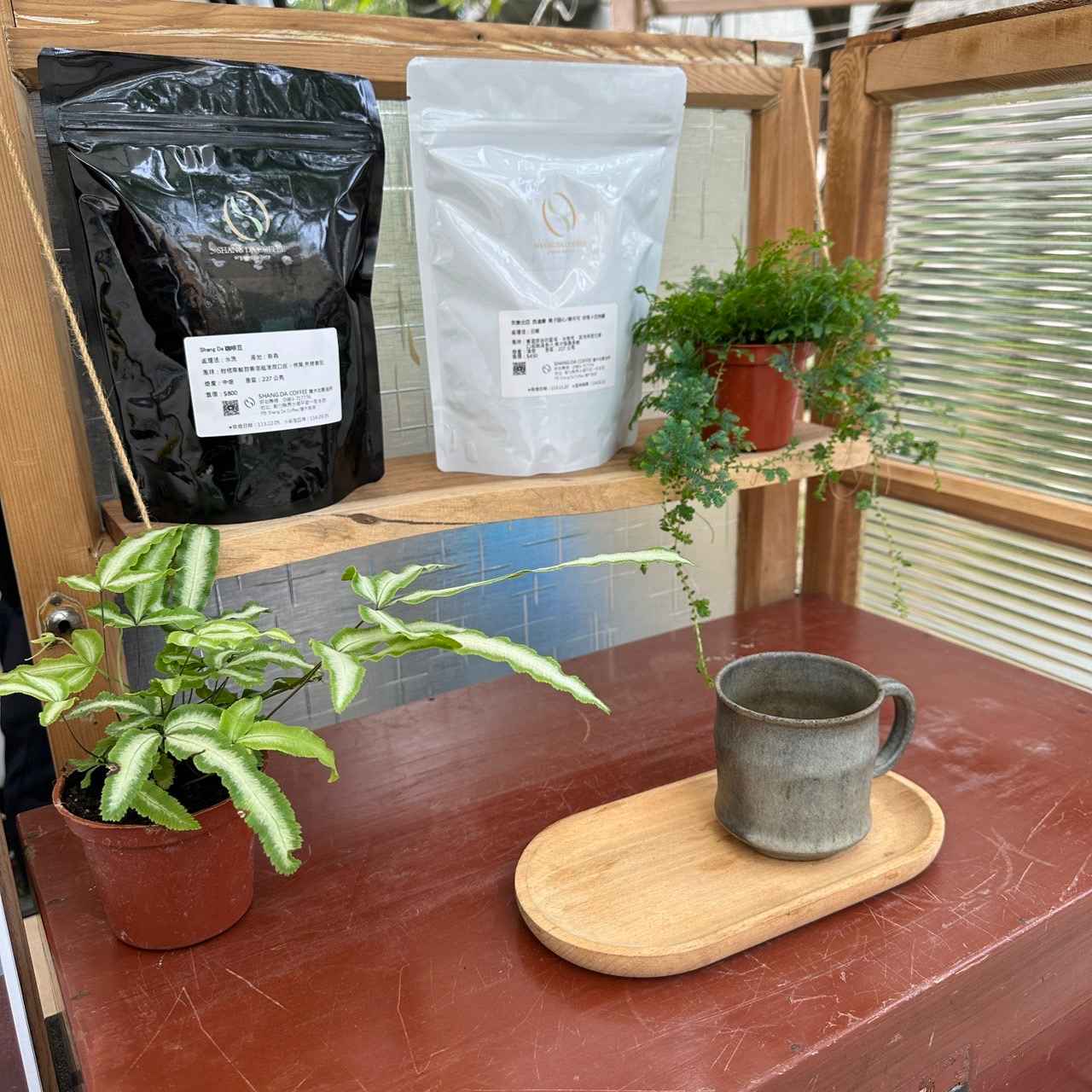 風味濃郁、口感厚實，擁有花香及核果、焦糖香氣，回甘度十足。 雄大咖啡豆的種植和生產過程，從人工採摘、後製處理到獨特烘焙技術，都體現了對品質的極致追求，創造台灣咖啡豐厚的咖啡口感。