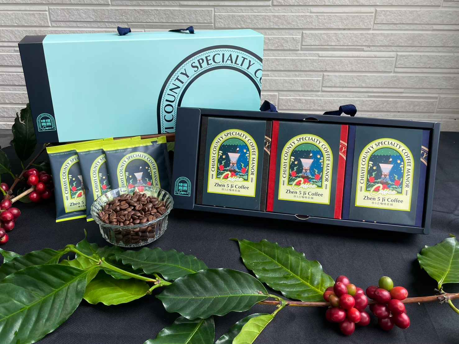 嘉義縣優質咖啡莊園評鑑 榮獲 🌟🌟5星🌟咖啡莊園🌟🌟<br />🏆此濾掛式咖啡禮盒一次皆能品嚐到三種風味，三種處理法在每年賽事中皆獲佳績，送禮自用兩相宜，值得您品嚐🏆<br />處理法分為三種，可依個人喜愛選擇風味<br />✅「日曬處理法」是本莊園的明星商品，發酵風味較強，擁有獨特濃郁的葡萄酒香，口感厚實多層次，歷年來也榮獲多次的獎項。<br />✅「蜜處理法」於2024年榮獲台灣卓越盃咖啡國際競標，果膠的香甜和水果調性，尾韻甜感佳。<br />✅「水洗處理法」口感乾淨、酸值明亮、水果調性風味。