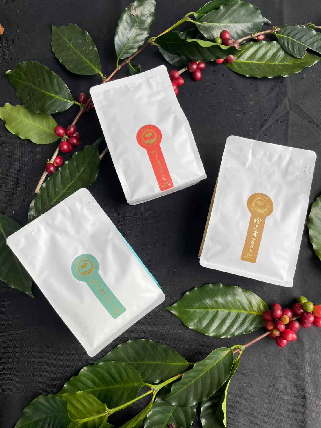 嘉義縣優質咖啡莊園評鑑 榮獲 🌟🌟5星🌟咖啡莊園🌟🌟<br />處理法分為三種，可依個人喜愛選擇風味<br />【水洗】風味乾淨、酸值明亮、水果風味<br />【日曬】莊園明星熱銷風味！！！口感厚實、風味較有層次、發酵味明顯（葡萄酒香）、酸值低果香味較強<br />【蜜處理】果膠的香甜和水果調性、尾韻甜感較佳<br />🏆三種處理法在每年賽事中皆獲佳績🏆