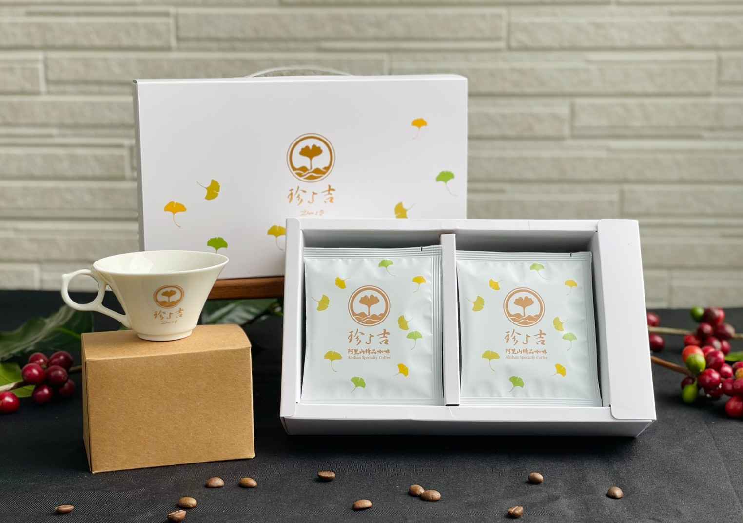 🏆嘉義縣五星咖啡莊園 年節送禮最佳首選<br />珍5吉咖啡莊園於2023年榮獲嘉義縣優質五星咖啡莊園，產區位在竹崎海拔1150公尺，平均溫度15～24度，日照充足氣候宜人，地理環境非常良好，並以獨創的栽種技術耕作，結合友善自然的管理方式，讓週遭生態環境豐富優美，從田間管理、採收、後製、包裝、出杯，一條龍作業皆由我們一家人一手包辦。<br />栽種品種以SL34為主，其有鐵比卡和藝伎樹種。在後製處理法上有水洗、日曬、蜜處理三種處理法，產出的三種豆子風味上皆具有不同的口感與特色。