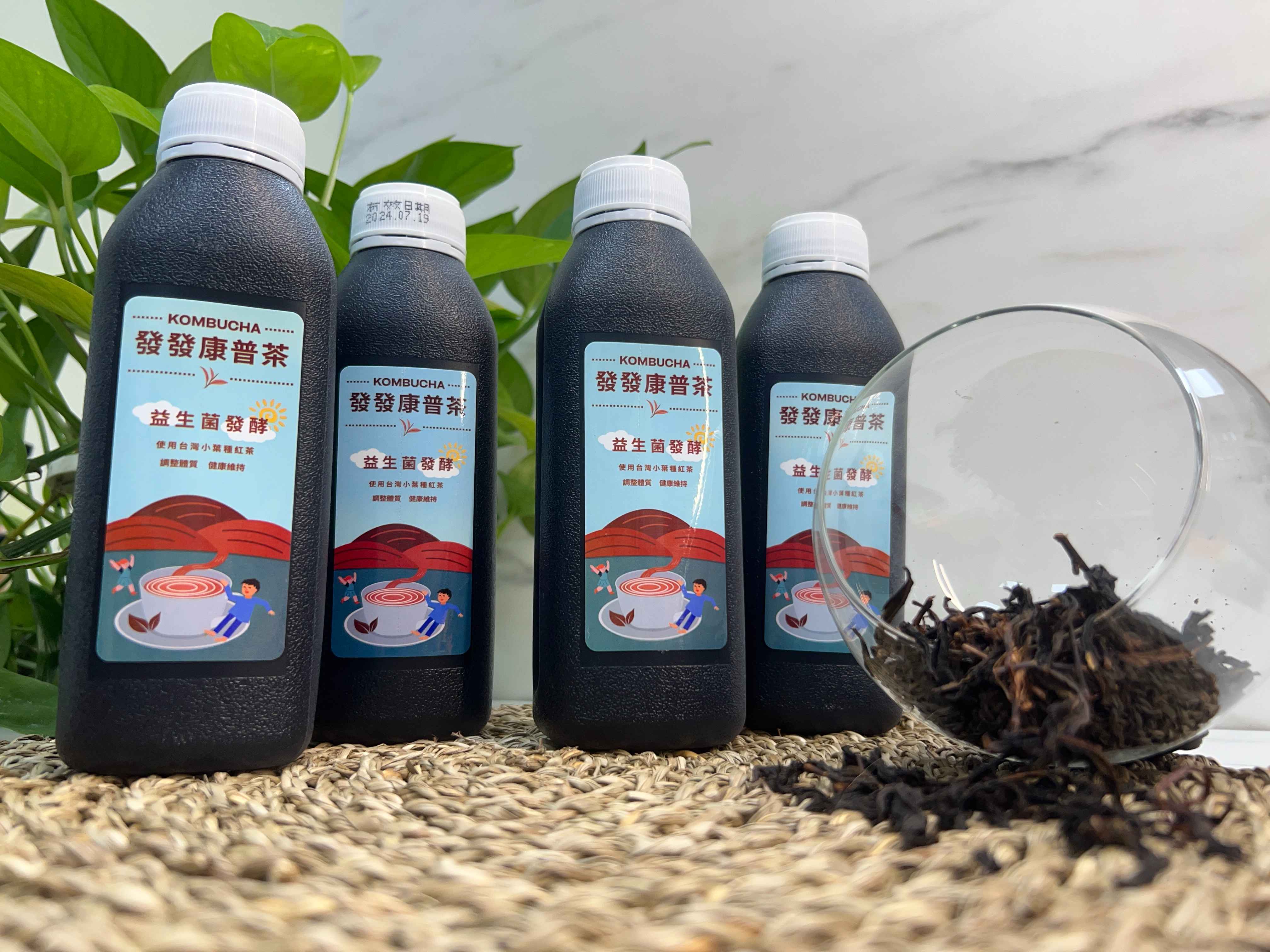 發發康普茶特色：
<br />1.使用完整100%康普茶發酵液，無添加物、無果汁調味、無防腐劑。
<br />2.完全使用100%台灣南投小葉種紅茶發酵，有茶葉溯源。
<br />3.搭配益生菌、酵母菌、醋酸菌協同發酵。
<br />4.窈窕油切、幫助消化、調整體質。
<br />5.榮獲政府創新研發補助(嘉義縣SBIR)。
<br />6.嘉義大學產學合作研發檢驗分析(生菌數、農藥、塑化劑…等)。
<br />7.ISO22000、HACCP認證工廠生產。
<br />8.自然發酵甜香結合濃郁茶感。