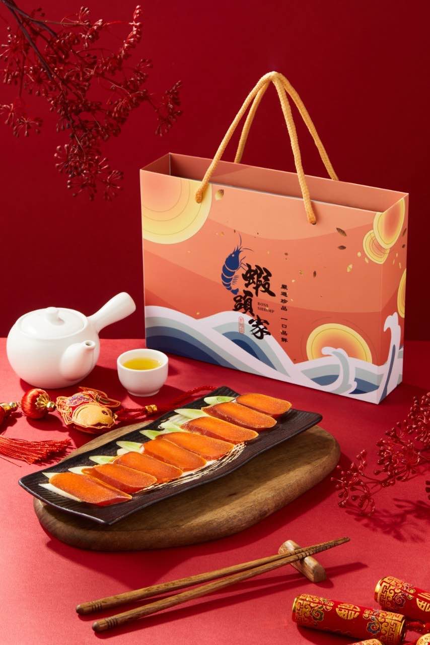 商品特色：
<br />1. 自家養殖｜源頭控管
<br />蝦頭家親自養殖烏魚，嚴格控管飼養環境與水質，全程無藥無毒，從魚卵來源到製成品皆自主把關，品質穩定、無後顧之憂。
<br />2. 傳統手工製法｜堅持自然熟成
<br />每片烏魚子皆遵循古法製作，使用天然海鹽醃漬、人工反覆壓整，歷經陽光日曬風乾熟成，時間與技術堆疊出濃厚香氣與獨特口感。
<br />3. 油亮甘潤｜厚切不腥
<br />表皮油亮光澤、切面緊實不粉裂，入口綿密鹹香、回甘不苦，無腥味、無腥油，是饕客心中的極品美味。
<br />4. 無防腐劑・無色素・無香料
<br />全程無添加、純天然製作，呈現烏魚子最原始的風味，食得安心、送禮體面。
<br />5. 多元規格｜送禮自用皆宜
<br />提供整片裝、切片、塊切真空包等多樣規格選擇。