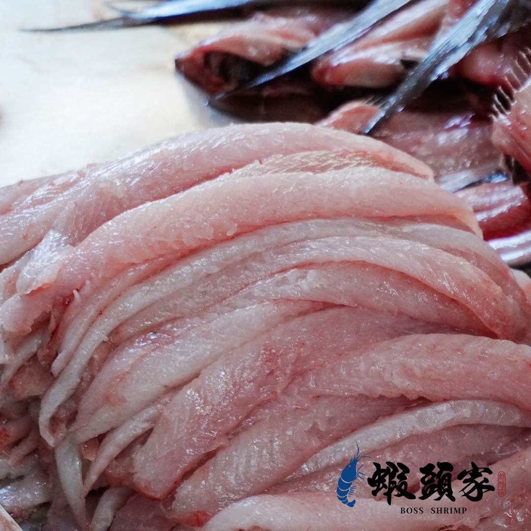 我們來自嘉義布袋養殖戶，傳承三代的豐富養殖經驗，<br />以「自然生態養殖」的方式延續對土地的敬意。<br /><br />從魚苗開始，我們堅持低密度飼養，不灌藥、不催養，讓魚兒自在成長。使用配方飼料，針對魚蝦不同成長階段變化調整餵養，滿足魚蝦每個成長時期全面營養均衡健康，搭配益生菌維護水質，取代傳統藥劑，除草全程人工，不噴灑農藥，只為守護魚塭的純淨與平衡。<br /><br />每個魚塭都是一個小小的生態系，魚在其中自在悠游，也孕育著我們與自然的默契。從養殖、捕撈到加工，全程親自把關，以低溫控管與急速冷凍鎖住新鮮，讓每一口虱目魚，都嚐得到魚蝦本身鮮甜與真實。蝦頭家相信，安心的魚蝦，來自誠實的土地；而每一次品嚐，都是對自然最溫柔的回饋。