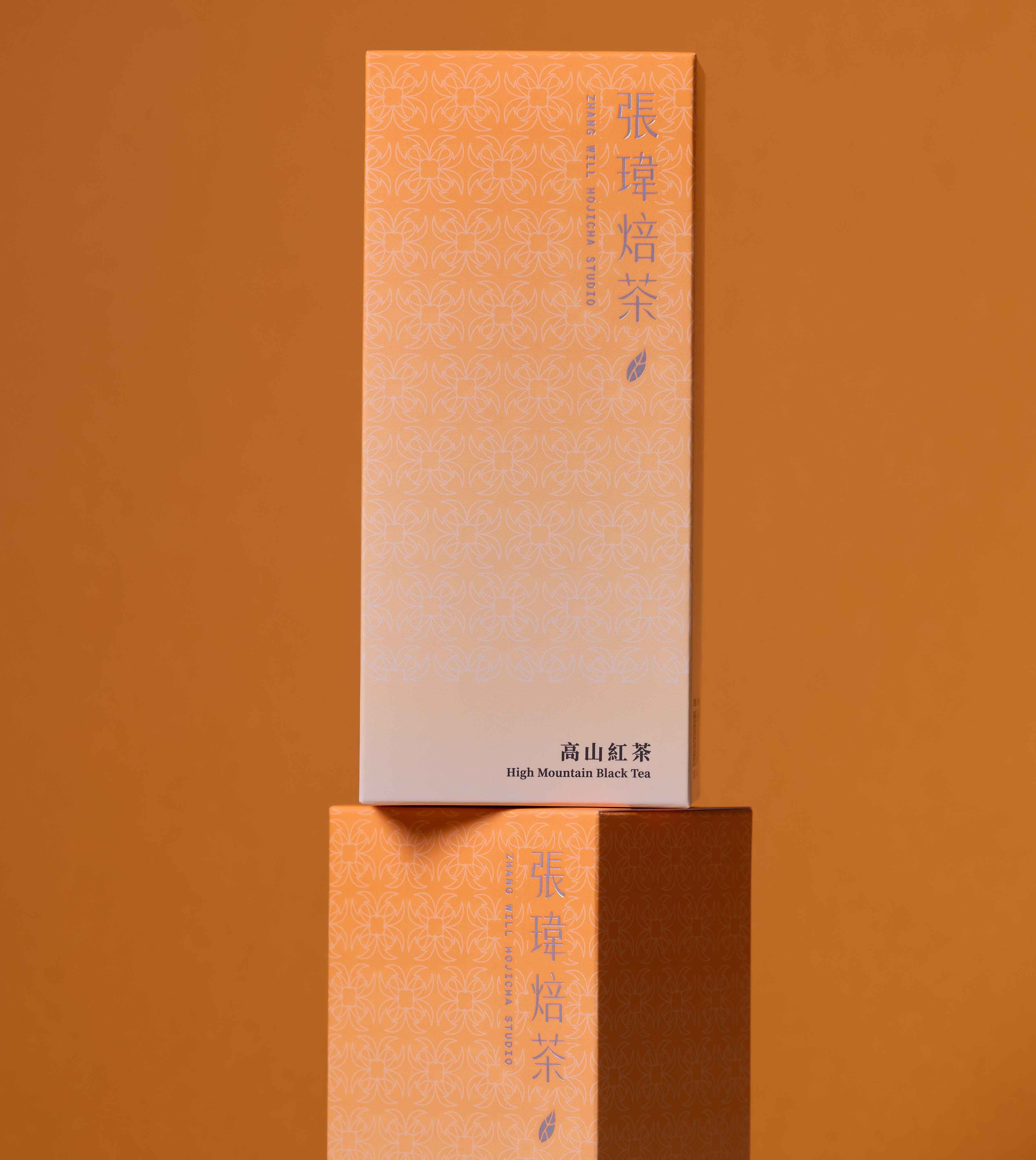 嘉義六腳的張瑋焙茶工作室，主要銷售項目為台灣紅茶系列，挑選好的茶葉品質，致力於茶葉烘焙，呈現出有個性的紅茶。
<br />
<br />北迴歸線貫穿的高山小葉種紅茶，以金萱及青心烏龍品種為原料，手工採摘一心二葉，透過日光萎凋、攪拌技術製作出全發酵的紅茶，茶乾金毫略顯呈現條型，茶湯淺紅明亮，滋味細膩溫順甘甜，香氣高揚且帶花香。