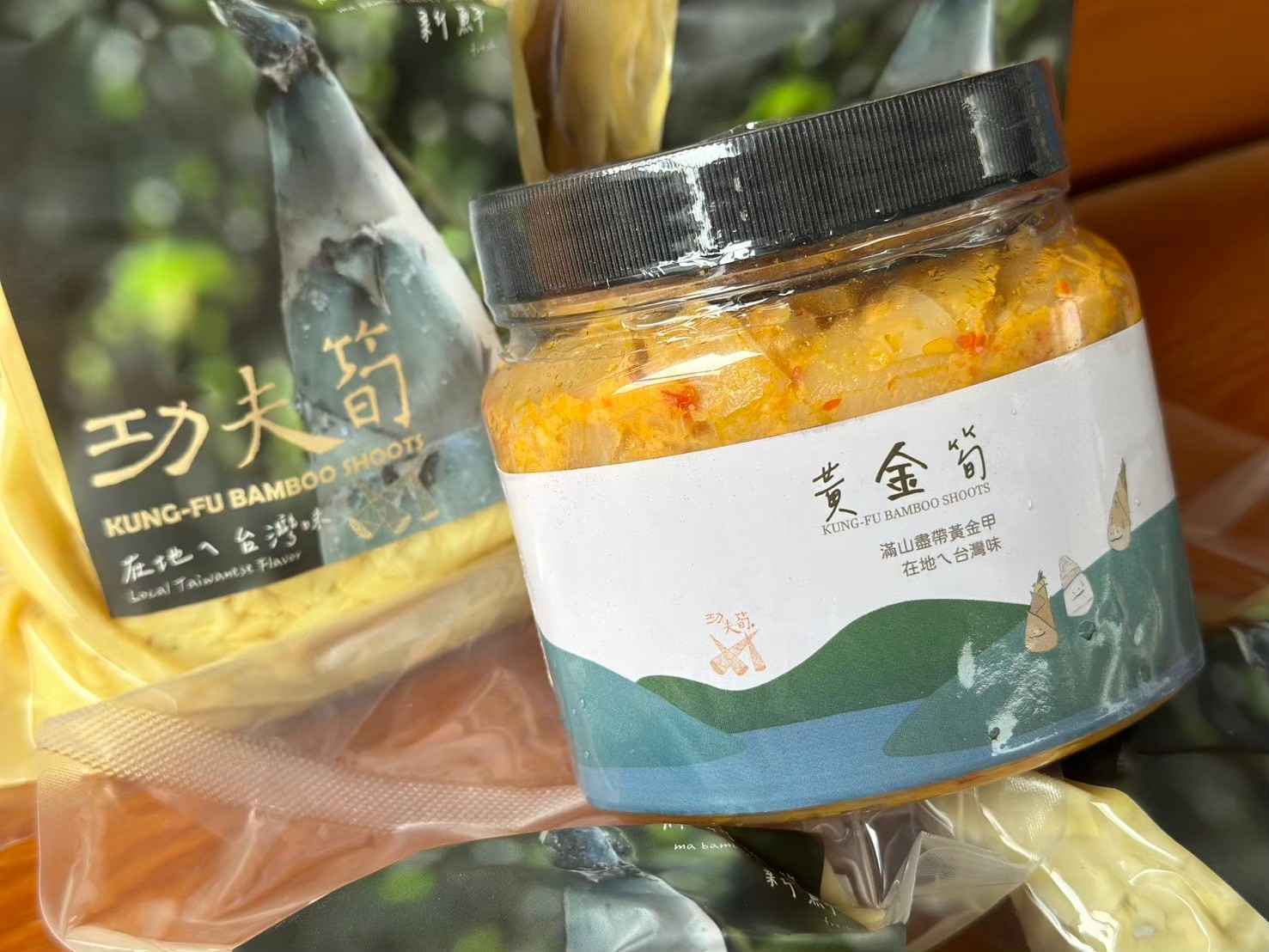 黃金筍具有獨特的風味和口感。無添加防腐劑，無需加工，即開即食，讓您隨時隨地都能享受到新鮮脆嫩的麻竹筍。不僅是一款美味的小菜，更能有多樣的料理方式。小菜、煲湯、烤肉、鹹酥雞搭一片都好讚!