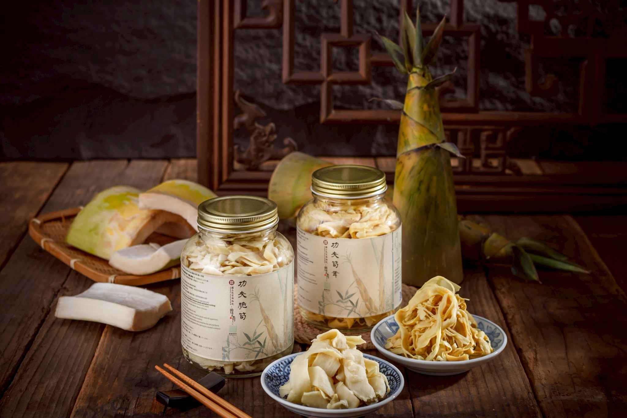 嘉義縣大埔鄉自然農法盛產麻竹筍，經過農夫挑選到工廠進行加工都不馬虎。<br />產品成份單純，無添加人工色素及防腐劑，適合各年齡層的消費者。<br />部位落在麻竹筍本身的尾端，手工手撕筍、陽光曝曬後香氣及口感更是加分。