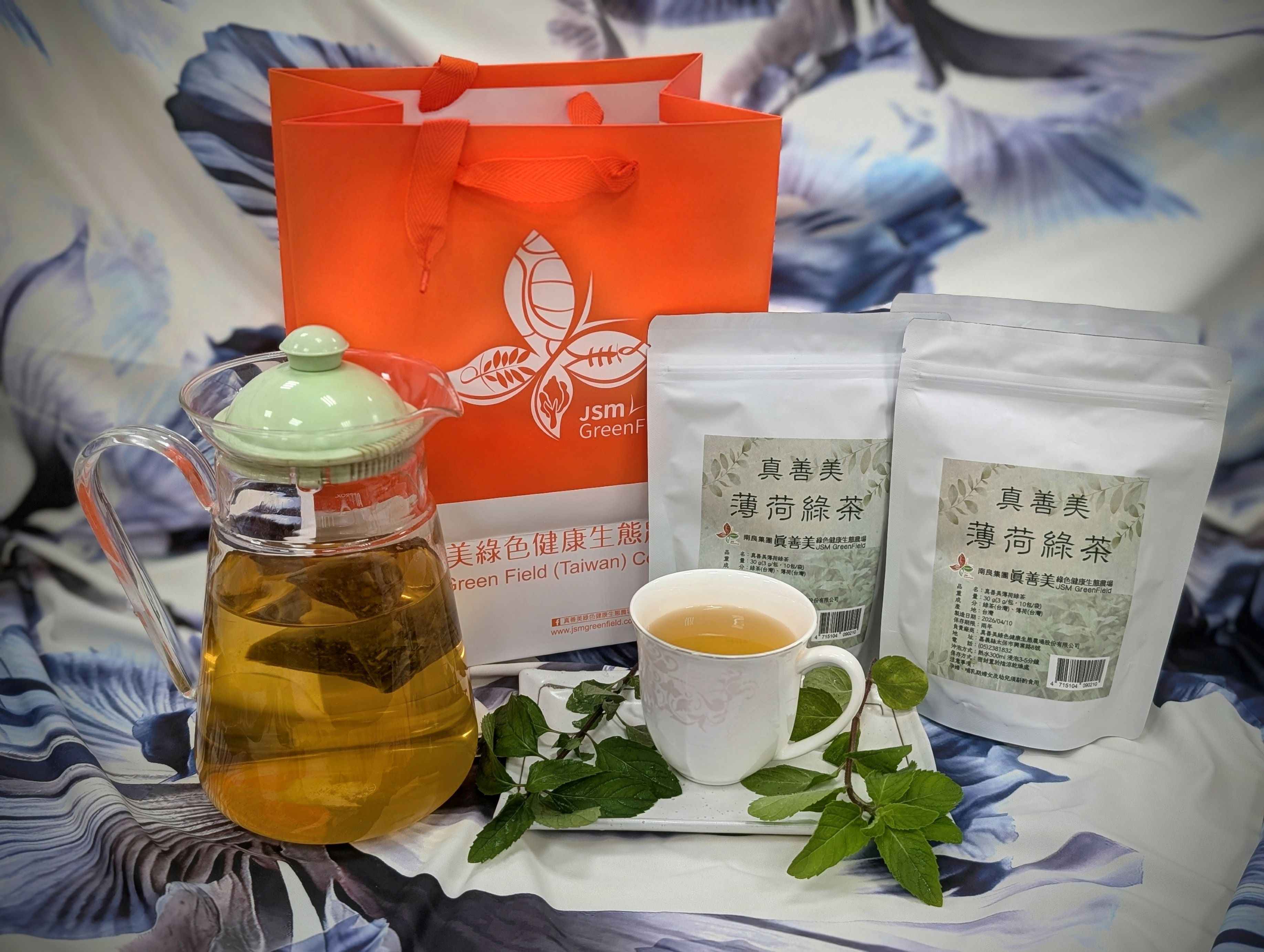 真善美選擇台灣傳統栽培的日本薄荷品種,及香氣特殊的中國薄荷品種,在嘉義六腳地區和農民進行契作。選擇傳統適合薄荷栽培的地區,得到黃金比例搭配之薄荷綠茶茶包,茶湯金黃並帶有薄荷的香氣及清涼快感。冷泡熱沖皆合適,在上班疲憊或是飯後休息之時,來上一杯清爽的薄荷綠茶,更能增加工作效率及身心健康。