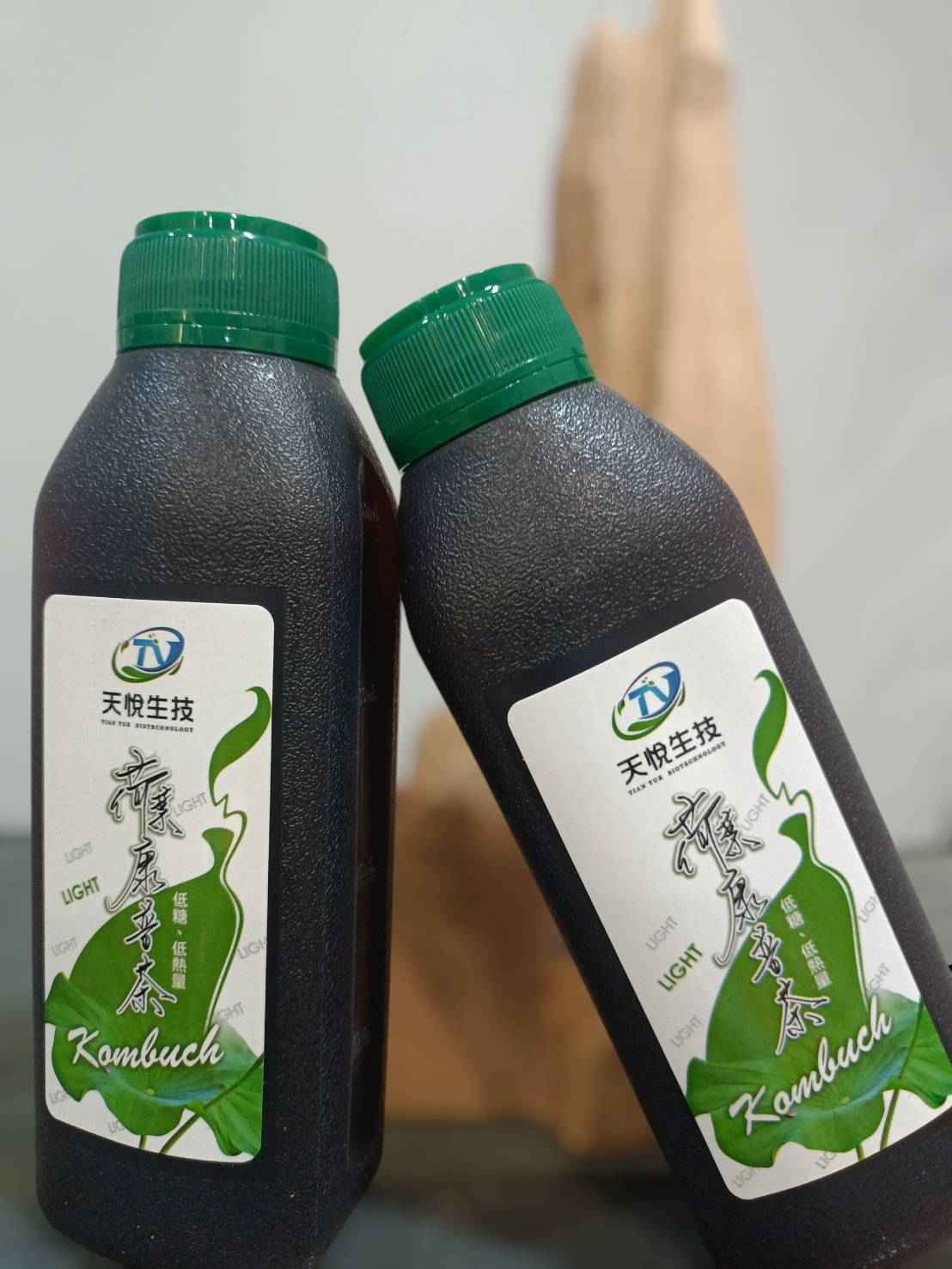 荷葉康普茶，低糖、低熱量，身體無負擔。
<br />康普茶中的茶多酚和維生素有助於抗氧化，具有多種益生菌可促進健康、調整體質，
<br />荷葉更是天然的抗氧化劑，促進新陳代謝提升健康。二者結合是一年四季最佳的保健飲品。