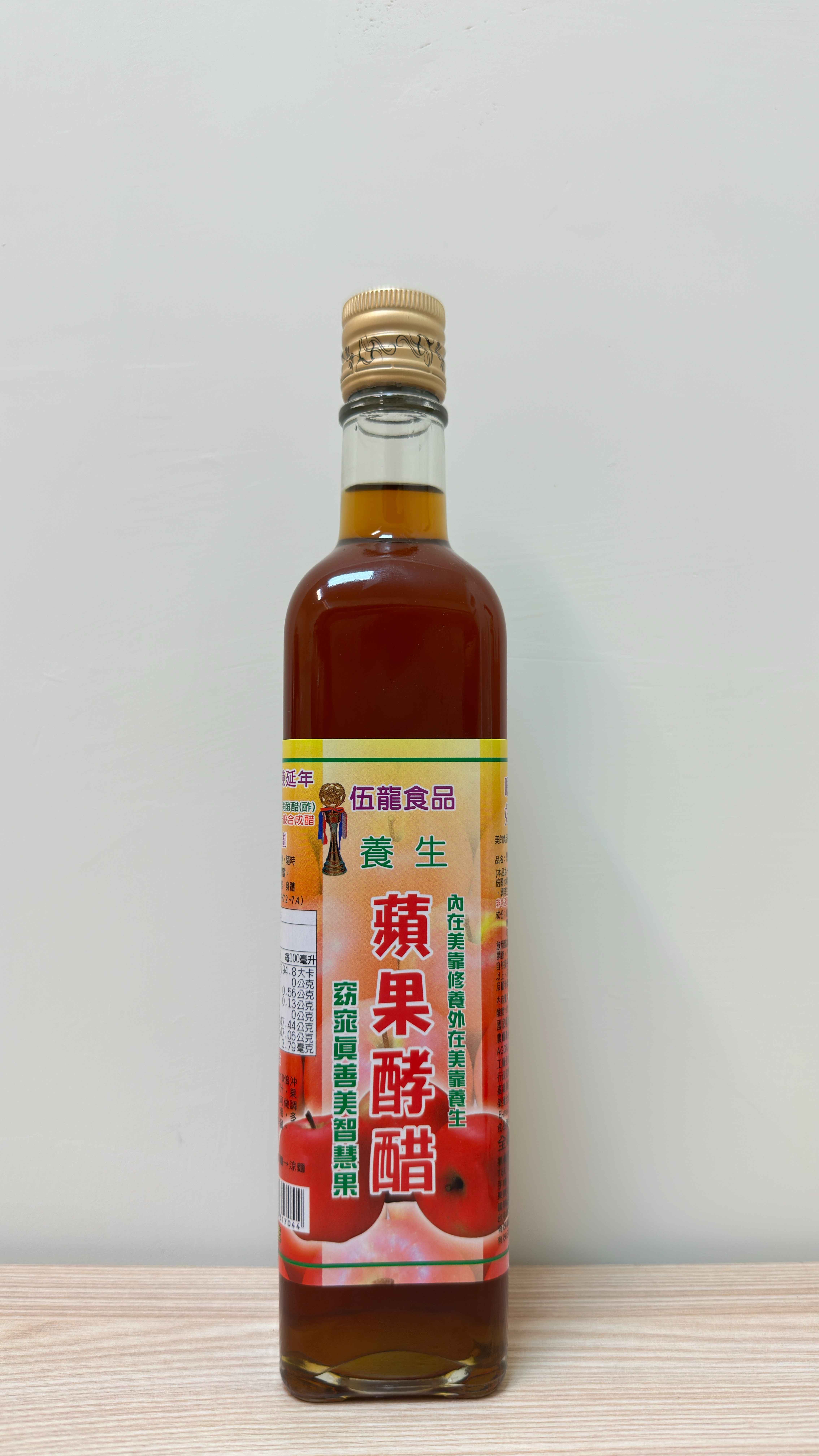本產品使用有機蘋果發酵半年以上而成，非快速發酵而成，無香料，自然菌種發酵，純釀造無添加任何添加物。本品為6倍濃縮蘋果酵醋，請以6倍開水稀釋引用，調理生菜沙拉、麵食。可增強活力、促進新陳代謝。