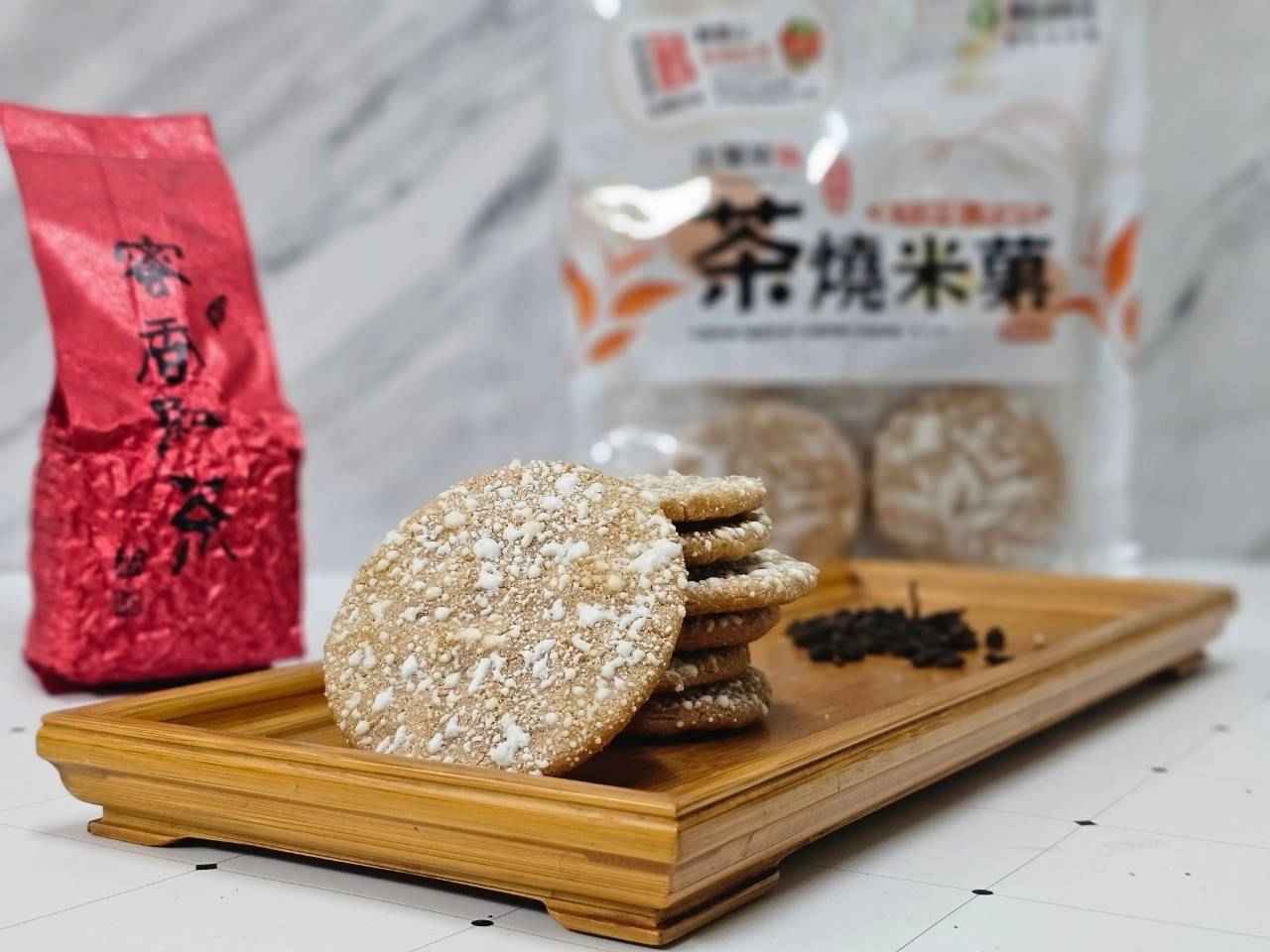 精選原料：
<br />嚴選來自台灣宜蘭的頂級米胚，稻米在純淨水源灌溉下茁壯成長，品質卓越，安全可靠。
<br />獨特工藝：
<br />將米胚與阿里山蜜香紅烏龍茶完美結合，非油炸、直火烘焙技術，既保留了食材的營養，又提升了口感的層次。
<br />每一口都散發著阿里山紅烏龍的恬淡蜜香，酥脆中帶著濃郁的茶香，讓人回味無窮。
<br />健康美味：
<br />蜜香紅茶-茶燒米菓(雪花)，恬淡爽脆，充滿健康能量，當零嘴、搭配茶與咖啡…更是完美絕配。