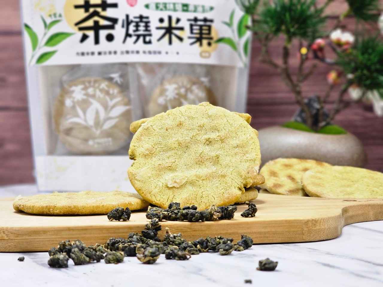 解鎖味蕾的奧秘
<br />感受大自然的純粹饋贈
<br />讓您品味台灣阿里山茶與米結合的精典好滋味
<br />精選原料：
<br />嚴選來自台灣宜蘭的頂級米胚，稻米在純淨水源灌溉下茁壯成長，品質卓越，安全可靠。
<br />獨特工藝：
<br />將米胚與阿里山青心烏龍茶完美結合，非油炸、直火烘焙技術，既保留了食材的營養，又提升了口感的層次。
<br />每一口都散發著青心烏龍的香醇，酥脆中帶著濃郁的茶香，讓人回味無窮。
<br />健康美味：
<br />青心烏龍-茶燒米菓(海鹽口味)，口口爽脆，充滿健康能量，當零嘴、搭配茶與咖啡…更是完美絕配。