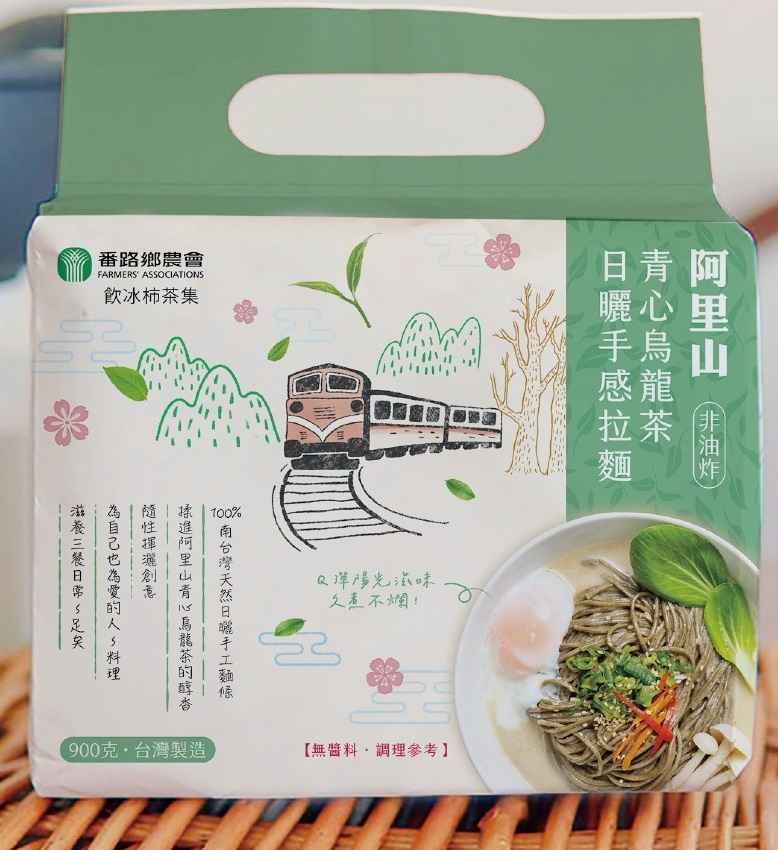 採用有「產銷履歷」驗証的原片茶葉~研磨為細緻粉末揉進麵裏以為「麵之靈魂」，手工傳承製麵技法，結合南台灣微炙豔陽，讓麵條q彈帶勁、爽口解油膩，堪稱為麵中極品
<br />
<br />佐以100%茶油、茶油是個好東西已不再是秘密，它不但能顧好您的胃、也可以讓易寒體質告別冬天的冰冷，讓雙手總是暖暖的。
<br />
<br />搭配西螺黑豆釀造醬油膏,日曬缸釀＋無化學添加自然發酵180天的醍醐味，提升拌麵風味同時兼顧健康，營養加分。在一片拌麵紅海中，唯獨番路鄉農會推出的這款麵最為出類拔萃！