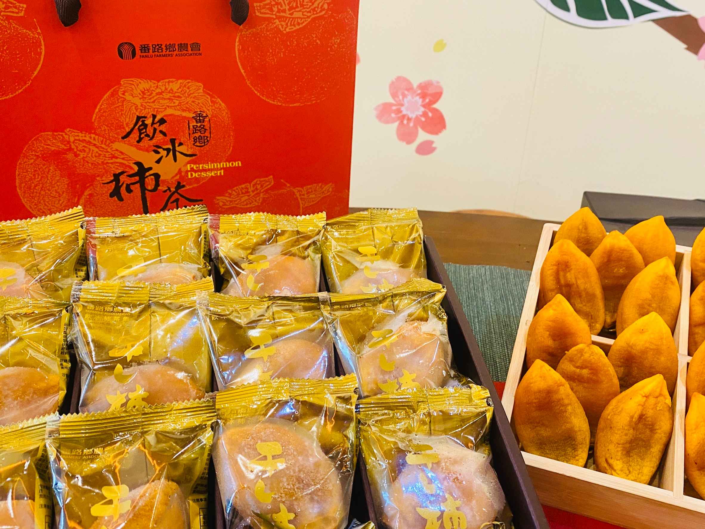 番路鄉農會目前所產「筆柿餅」，原料嚴選優質新鮮筆柿，每年12月是筆柿黃熟的季節，送進農會柿餅spa工坊，以室內定溫冷熱風交替乾法製作，品質好、衛生佳，再以手作按摩脫水乾燥，耗時7天，就像進行三溫暖一般，橢圓的新鮮筆柿變成紅豔誘人的筆柿餅，製作過程絕不添加任何防腐劑和糖份，口感內軟外Q、餅心還保留濃郁柿蜜汁，淡淡的柿餅香讓人回味無窮，數量有限，是年末最搶手的秒殺產品，更是送禮、犒賞自己的最佳伴手禮