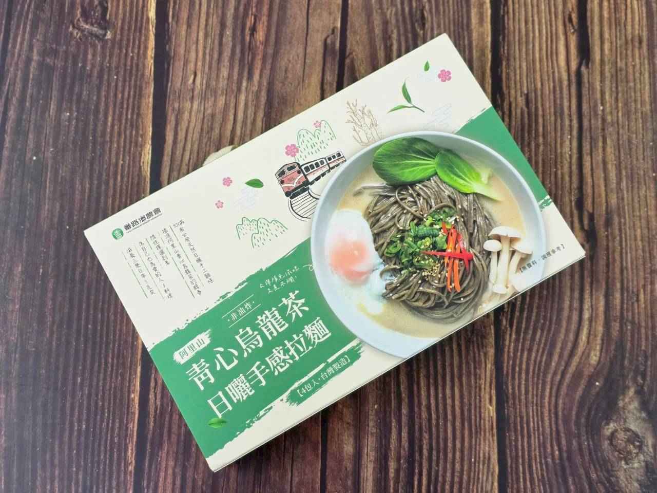 採用有「產銷履歷」驗証的原片茶葉，研磨成細緻粉末揉進麵裏以為「麵之靈魂」，手工傳承製麵技法，結合南台灣微炙豔陽，讓麵條Q彈帶勁、爽口解油膩，堪稱為麵中極品。