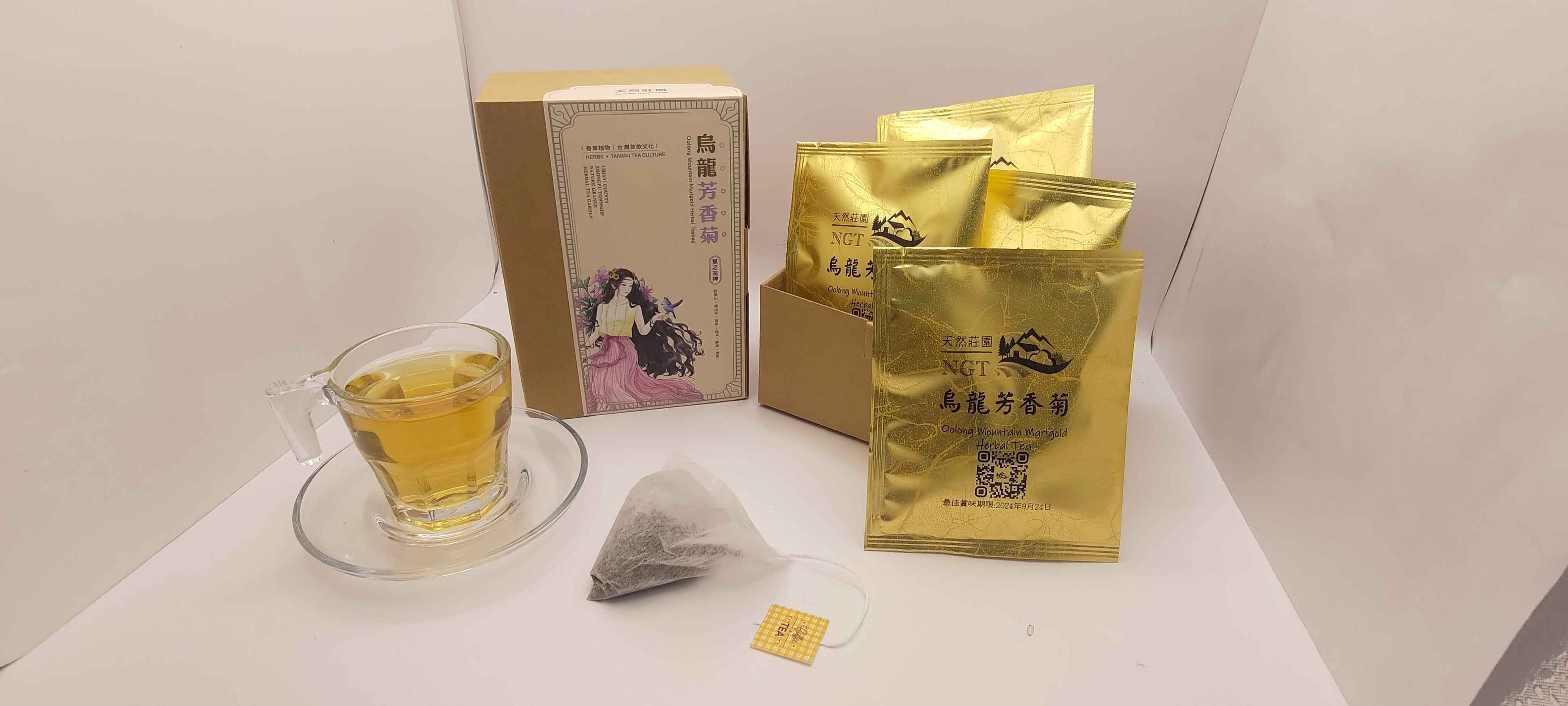 阿里山茶與香草˙芳香萬壽菊葉的結合，所製作的三角立體茶包。冷熱泡皆宜。
<br />1. 冷泡:茶包浸泡於常溫開水中兩個小時，稍微攪拌或搖晃加入冰塊即可飲用。
<br />2. 熱飲:茶包浸泡於80-90度熱水約一分鐘，將茶包拿起即可飲用。
<br />可添加蜂蜜或是檸檬片，也可創意調茶飲用!