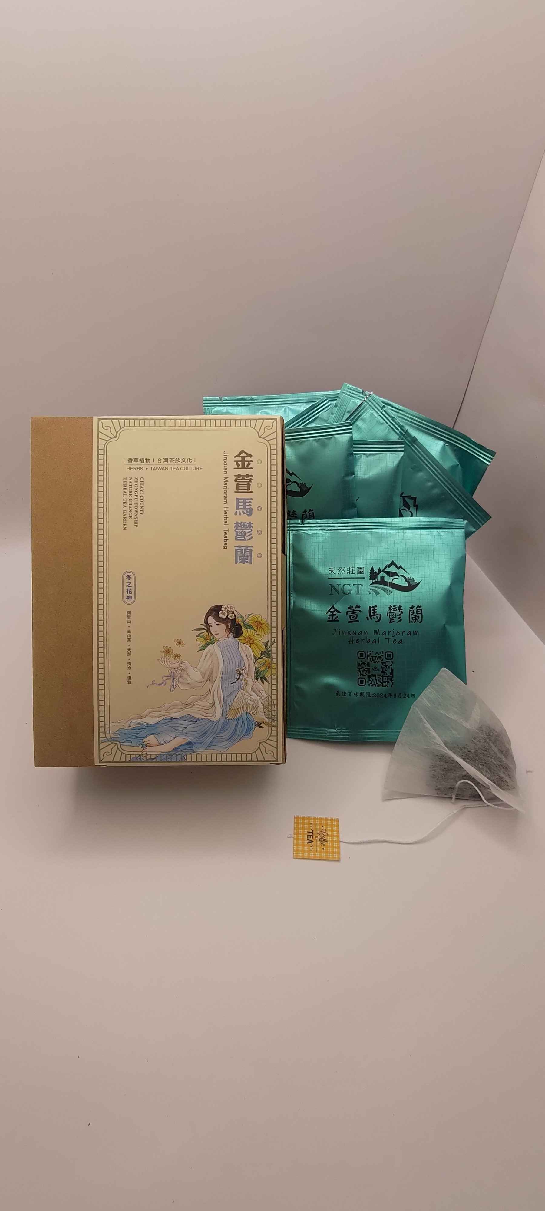 阿里山茶與香草˙馬鬰蘭香草葉的結合，所製作的三角立體茶包。冷熱泡皆宜。
<br />1. 冷泡:茶包浸泡於常溫開水中兩個小時，稍微攪拌或搖晃加入冰塊即可飲用。
<br />2. 熱飲:茶包浸泡於80-90度熱水約一分鐘，將茶包拿起即可飲用。
<br />可添加蜂蜜或是檸檬片，也可創意調茶飲用!