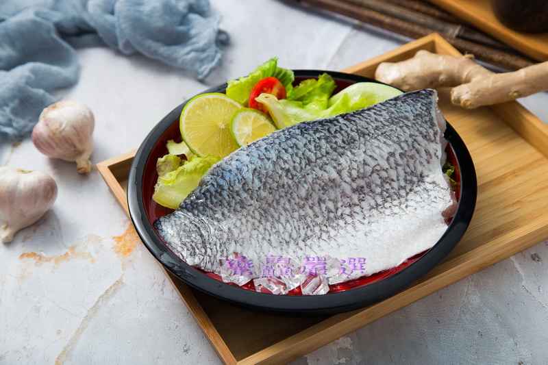 在地養殖的鱸魚，經低溫加工處理，急速冷凍包裝，鎖住魚肉的鮮甜滋味，肉質鮮美細嫩又富有彈性，美味無腥味，口感極佳，健康又營養，且經人工專業去刺，單片真空包裝，料理更方便，超級適合家庭全家老小一起享用。