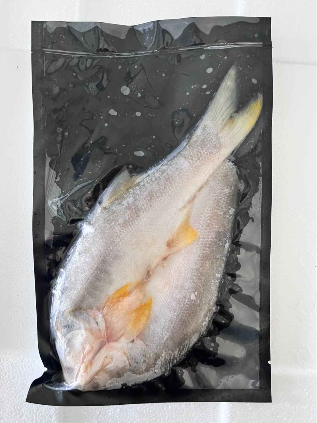 午仔魚肉質細緻，無細刺，口感Ｑ彈。我們已貼心幫您三去(去鱗去鰓去內臟)，非常適合家庭或是桌菜使用。直接油鍋香煎，不需添加任何調味料，即可立馬嚐到野生午仔魚肉質的天然甘甜海味。