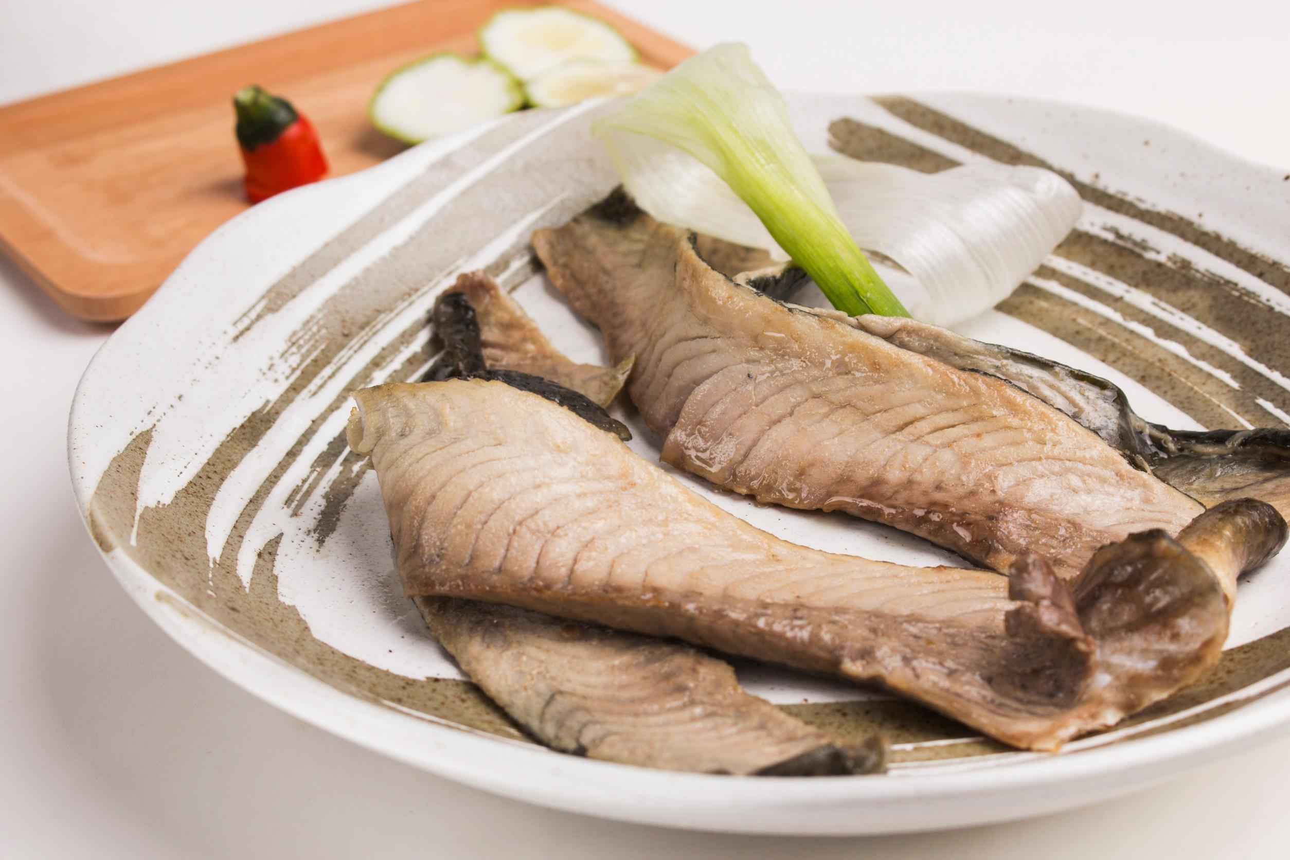 虱目魚皮富含豐富膠質，是蛋白質的良好來源，沒有多餘的負擔，輕食好選擇；魚皮經由人工特別分切下來，口感鮮甜滑嫩，簡單川燙即可享用，堪稱平民美食。