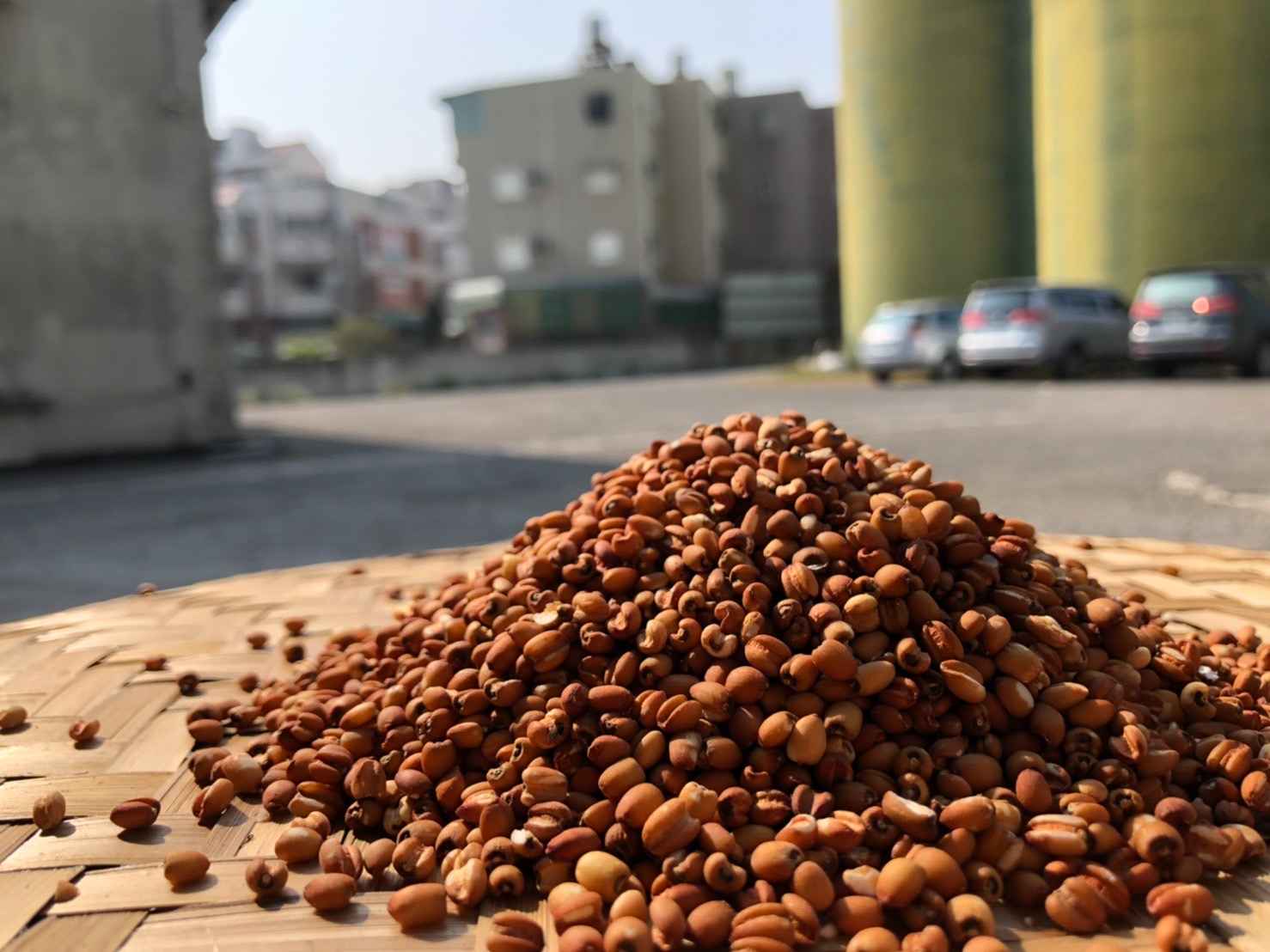 國產紅薏仁穀，保留最多營養，以熱開水沖泡後即可隨時享用，散發源使淡雅滋味，隨時享受在地生產紅薏仁。