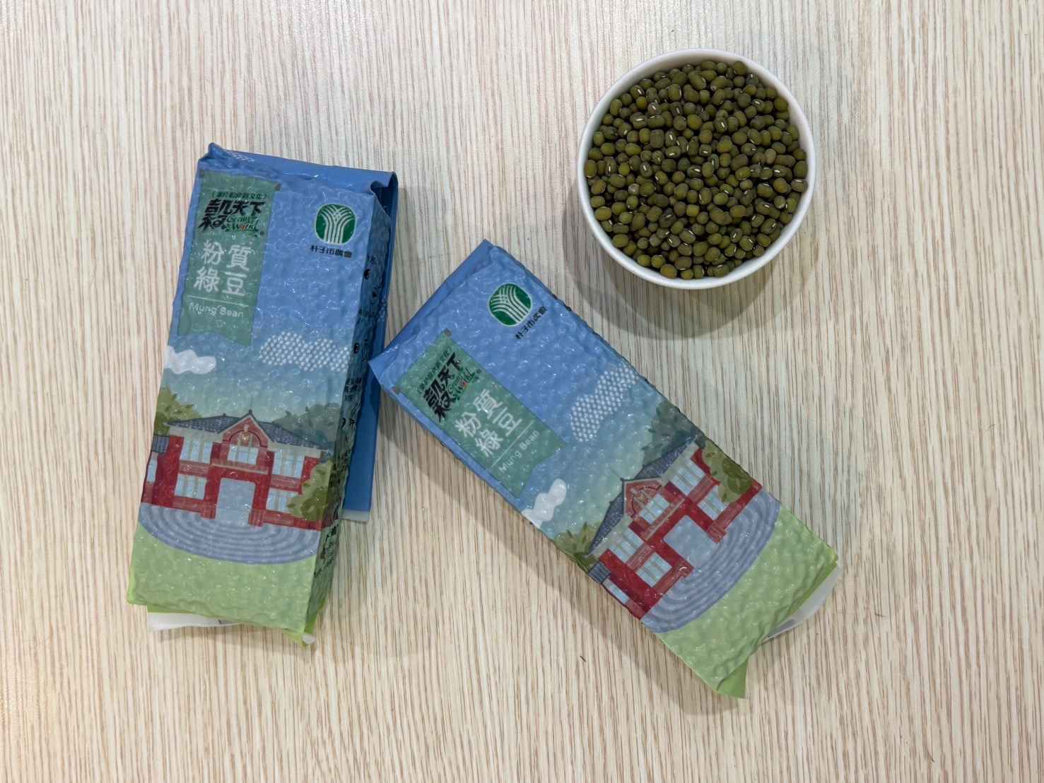 由本會與所輔導雜糧產銷班契作生產，精選台南5號（屬粉綠豆品種）為品種，種籽外皮略帶白色粉質，特色為香氣明顯、容易煮爛，少了有硬粒的情形，是對於年長者與孩童於食用方面更為友善的食品。原料全程冷藏保鮮，品質穩定可靠，是絕佳消暑聖品!