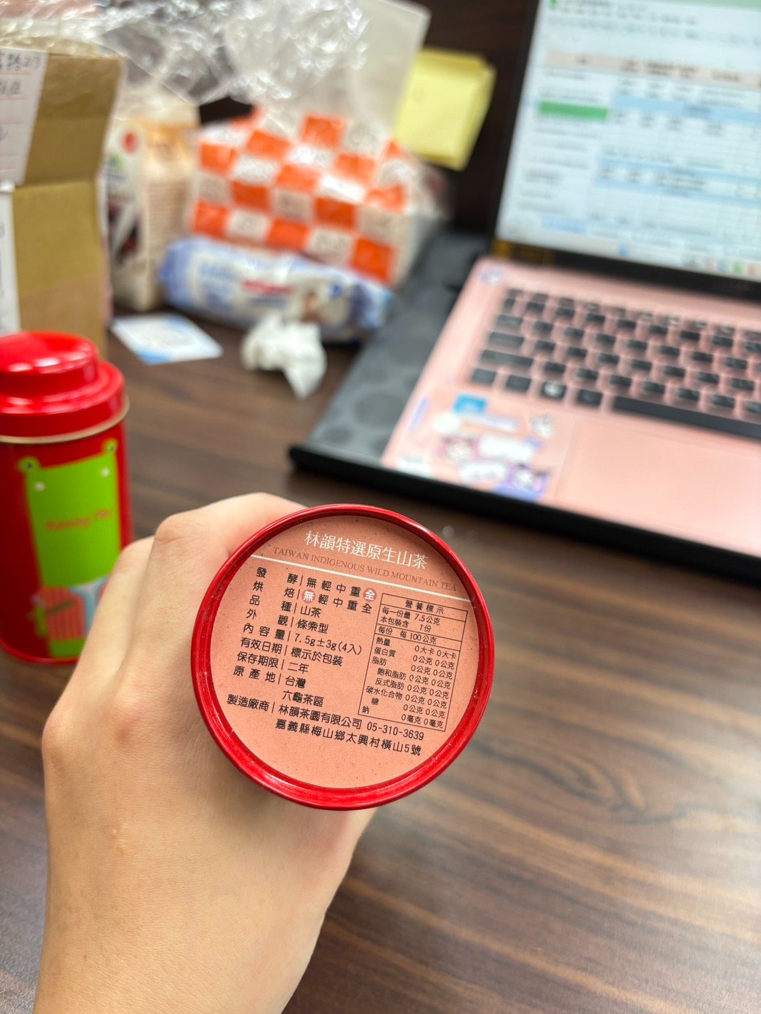 阿里山山茶茶種製作成紅茶,茶湯滋味甘醇帶木質香,外包裝採用台灣原生動物梅花鹿設計,造型可愛富有阿里山元素