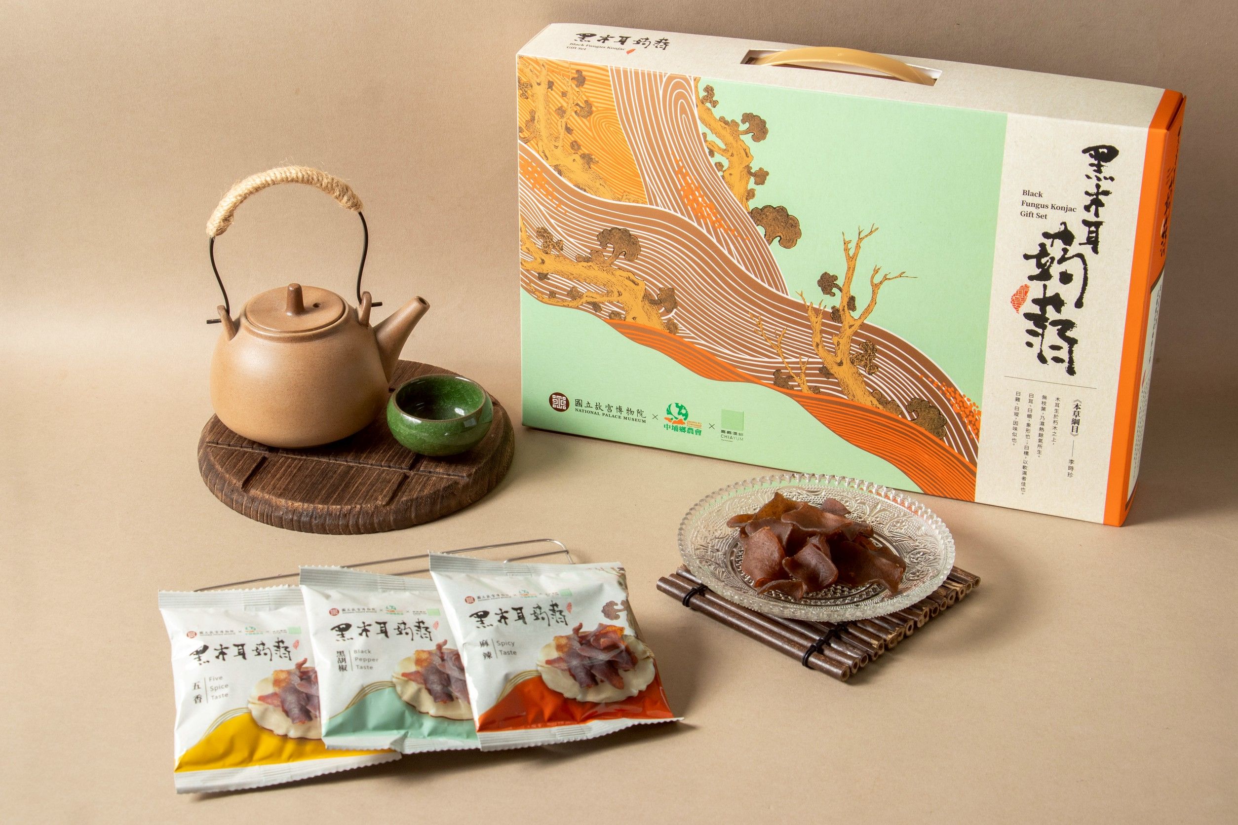 【中埔鄉農會 x 國立故宮博物院 x 嘉義優鮮】<br />「咀嚼系健康零食」<br />天然的蒟蒻加上中埔鄉的特產黑木耳，做成含豐富膳食纖維、天然有嚼勁、具有飽足感，現代人最愛的養生零食。