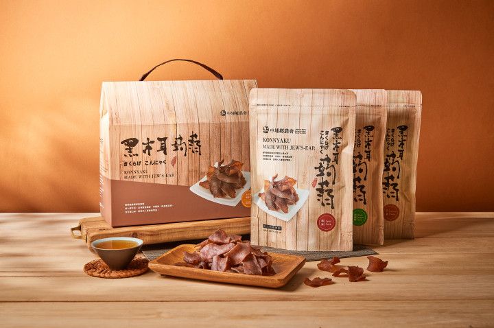 嚴選本鄉優質黑木耳與蒟蒻的結合，把黑木耳的營養價值加上蒟蒻，提高了產品膳食纖維含量，可以活躍腸道，刺激腸胃蠕動，是胃腸清道夫食品，本會堅持選用天然的食材沒有添加任何防腐劑，產品都經過SGS檢驗，健康新主張★輕鬆低負擔。
