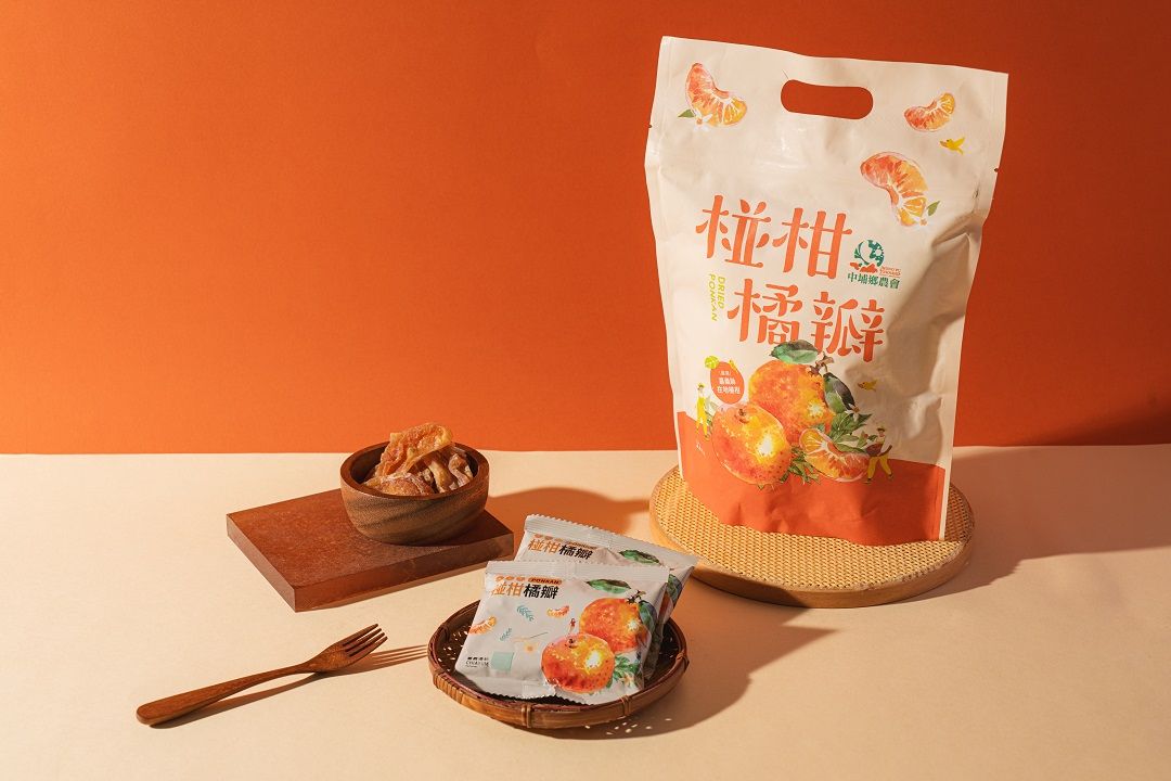 嘉義縣為台灣椪柑主要產地之一，本會椪柑橘瓣果乾採用嘉義縣在地椪柑製成，以嚴選素材及安心製程，完美保留椪柑酸香風味，尾韻透出絲絲甘甜，是出遊或追劇時最適宜之休閒零嘴，乾燥不黏手，清爽無負擔。邀請您一同來支持台灣農業以及優質農特產品。