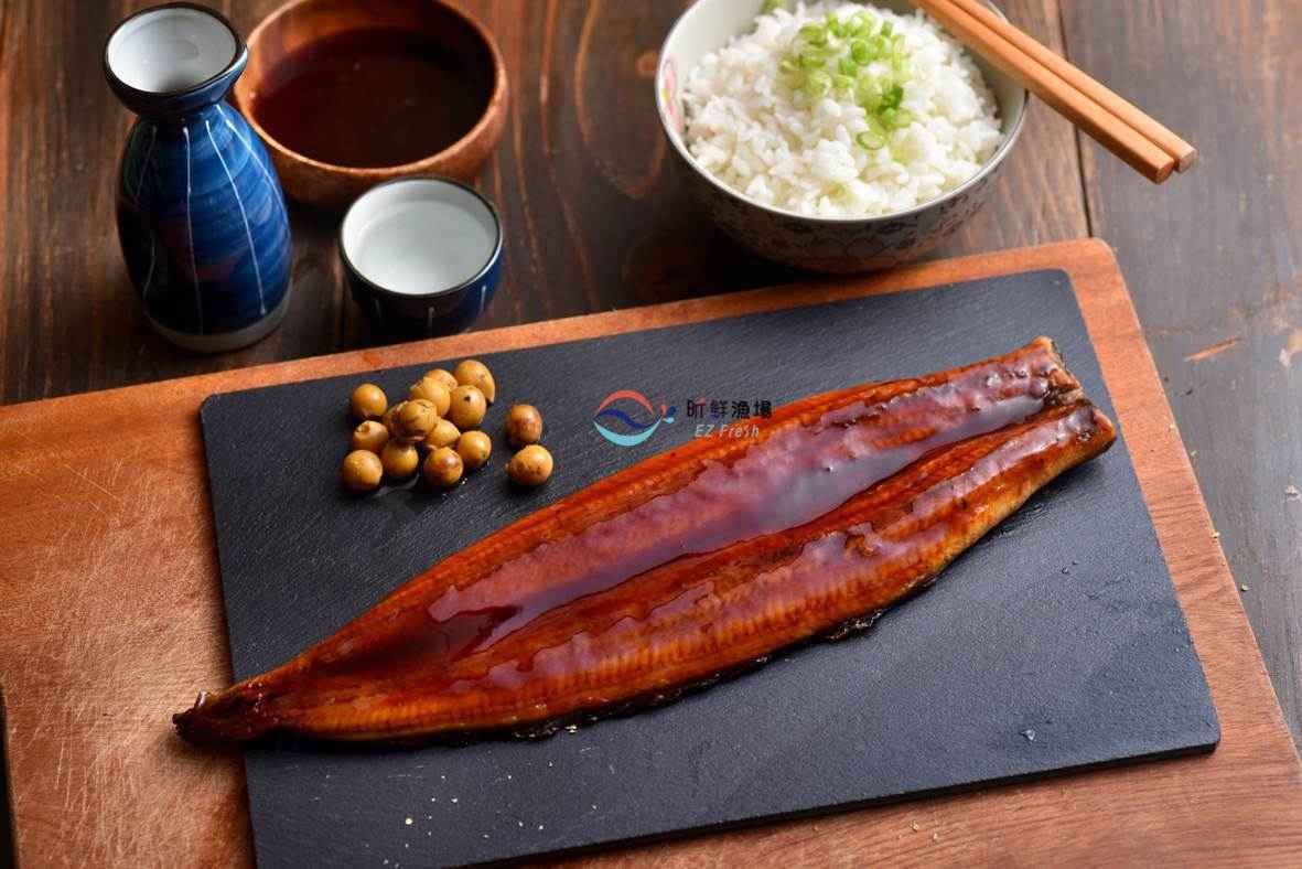 新鮮白鰻在反覆燒烤並浸入日式燒醬繁複工序後製成,創造出讓人無法抵抗的好滋味
