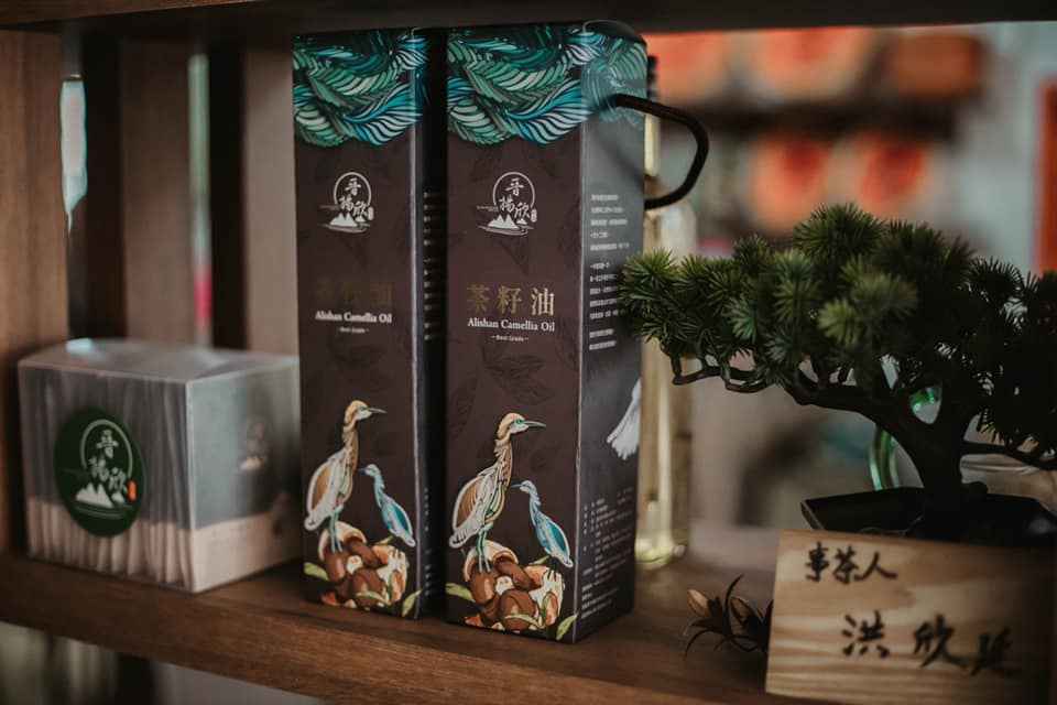 茶籽油採用台灣高山茶葉茶葉籽壓榨而成，營養價值更勝於市面上的苦茶油，燃點達200度以上茶籽油的不飽和脂肪酸含量高，消化率達97%，是台灣營養價值極高的天然食用油。