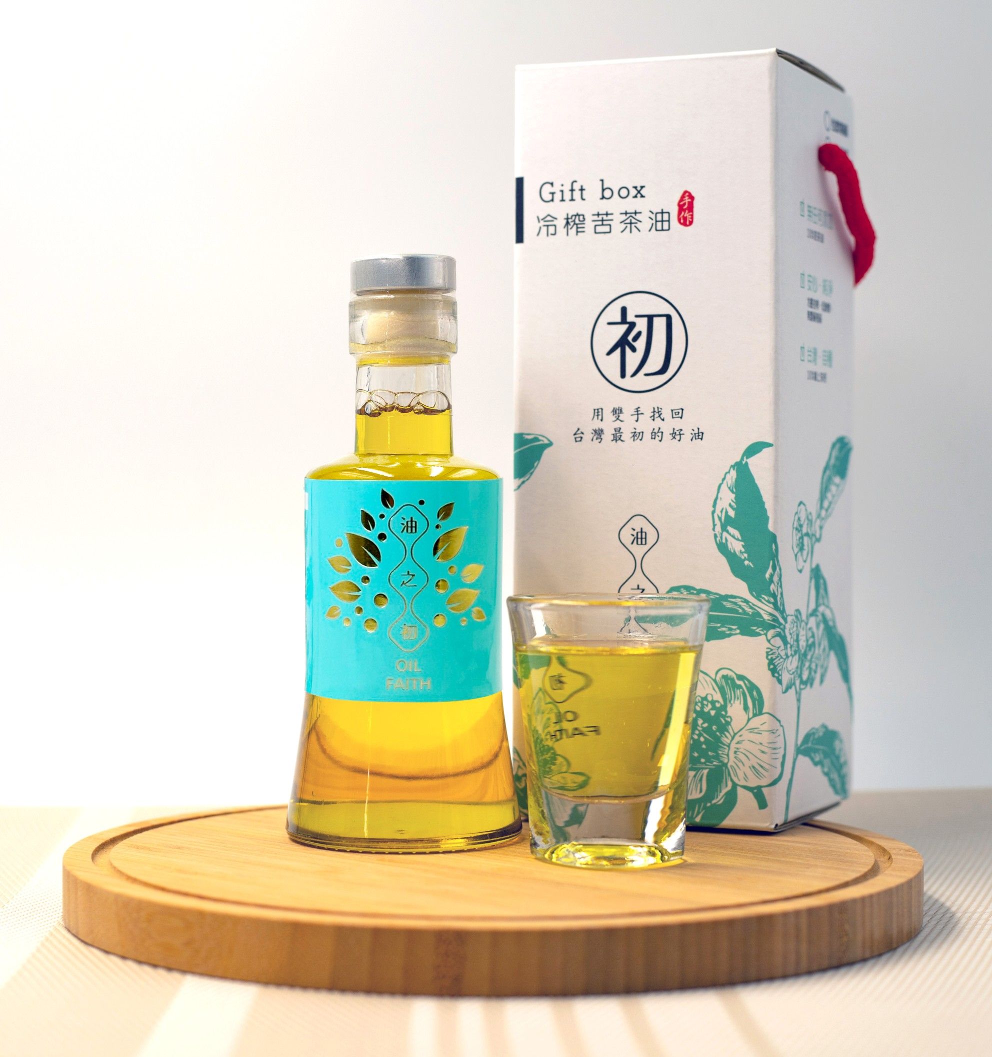 【油之初】冷壓初榨苦茶油(生飲級) 200ml
<br />品種(系)：油茶種優良軟枝系，以短柱山茶（俗稱小果）為枮木，接穗岑溪軟枝。
<br />原料品牌：【嶺上茶籽】，優良軟枝系經【油之初工坊】獨特專業的採後處理，在更低的烘焙溫度能有更高的香氣，就算無烘焙也無草腥味喔。
<br />農藥殘留優劣：鮮果無農藥殘留＞茶籽無農藥殘留＞油品無藥殘留
<br />【油之初】生飲級苦茶油採無農藥無除劑種植，且為業界少數鮮果經檢驗無農藥殘留，讓消費者食用時更加安心。
<br />感官品評：
<br />　口感：順滑香醇且回甘
<br />　特有香氣：淡蜜香。
<br />原料來源：嘉義縣中埔鄉 
<br />檢驗報告：112.3.31
<br />酸價：0.33 mgKOH/g   過氧化價：1.7 meq/kg