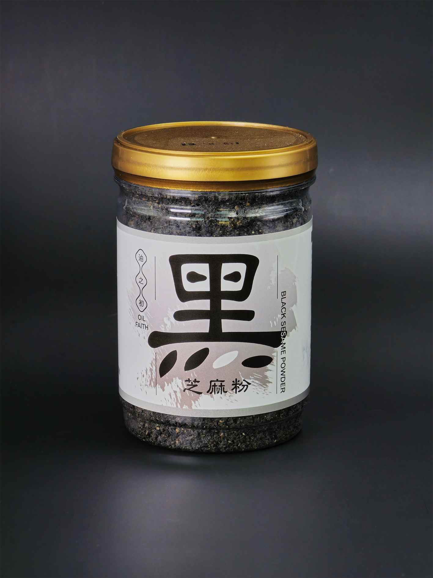 100%純黑芝麻粉
<br />黑芝麻粉，不事先脫脂，而是將整顆完整黑芝麻粒，用特殊油脂研磨機去研磨，吃起來不是粉狀，但有綿密感，雖然無糖，但不苦不澀，尾韻濃濃芝麻香、並悄悄回甘。
<br />原料皆選用嘉義在地優質黑芝麻，原料經檢驗，
<br />農藥殘留檢驗合格。◎無添加　◎無防腐劑　◎無燻蒸劑，
<br />黑芝麻在攝氏１６０-１９０溫度間烘焙，可使芝麻素最大化，同時保有極佳的新鮮度。