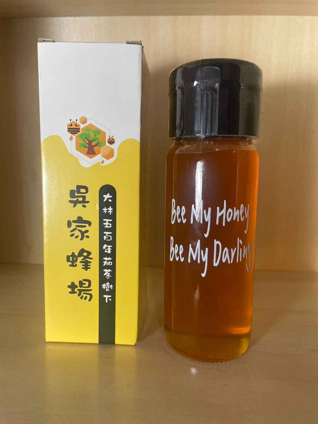 百花蜜是蜜蜂採集不固定蜜源植物所生產出來的蜂蜜，因季節不同採集蜜源植物繁雜，無法細分花種，每一次的風味都會不一樣呦~