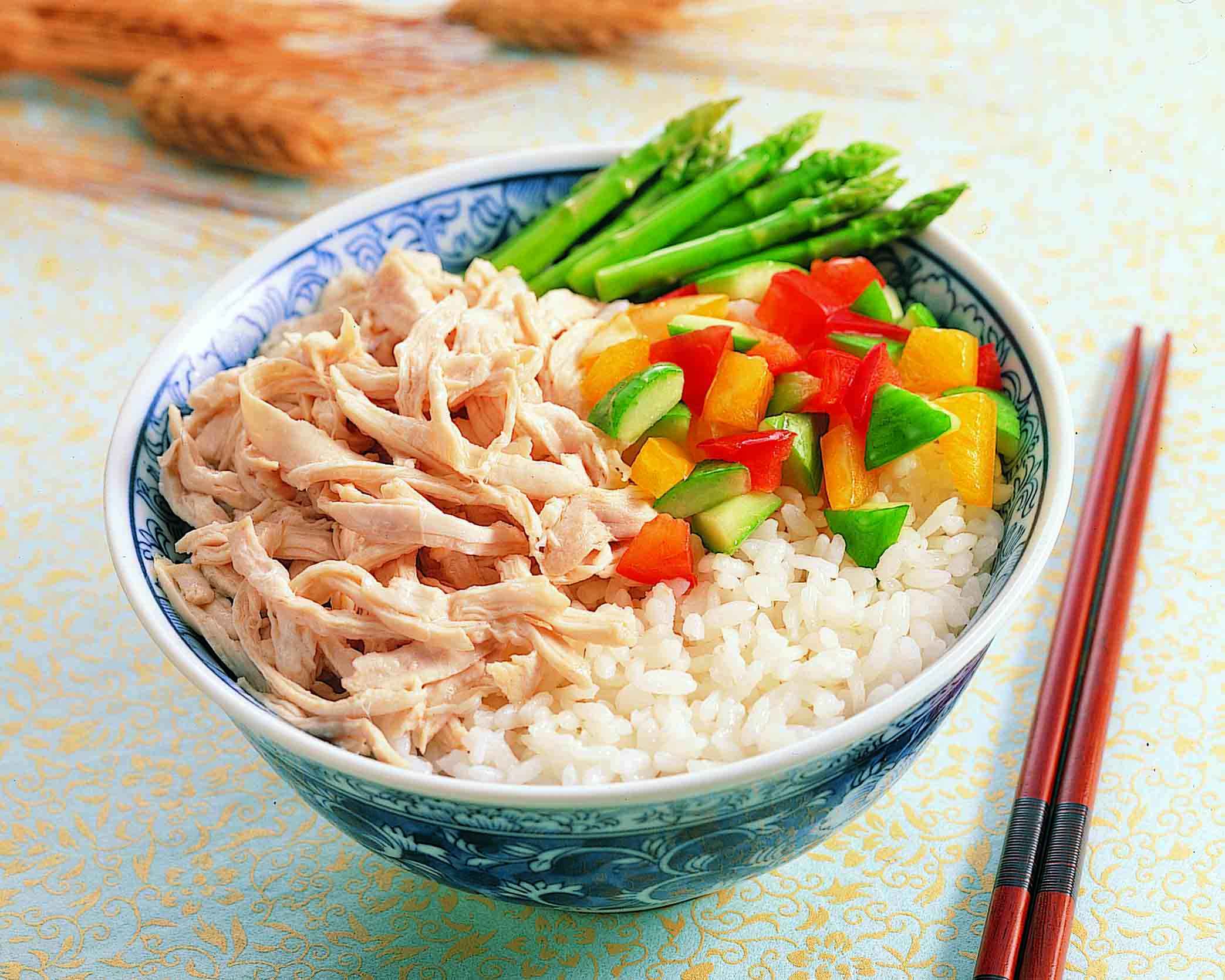 1.國產去骨清胸肉 
<br />2.電宰6小時內新鮮製作，口感Q彈鮮嫩、風味鮮甜
<br />3.已做基礎調味，可適需求彈性增添風味
<br />4.餐飲客戶備餐原料