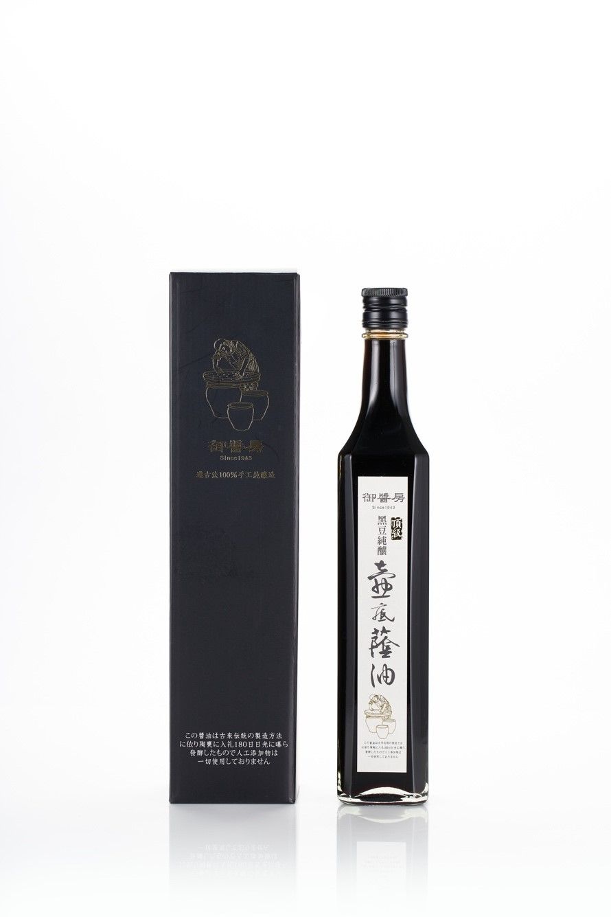 高濃度未稀釋純釀黑豆蔭油
<br />起缸後不加任何一滴水
<br />台灣原料手工純釀
<br />滷肉料理的靈魂關鍵
<br />Clean Label頂級台式調味料
<br />遵古法「日曝180 天」釀造以增添風味
<br />秉持健康觀念－
<br />堅持不含防腐劑、酵母抽出物、人工甘味劑、人工色素