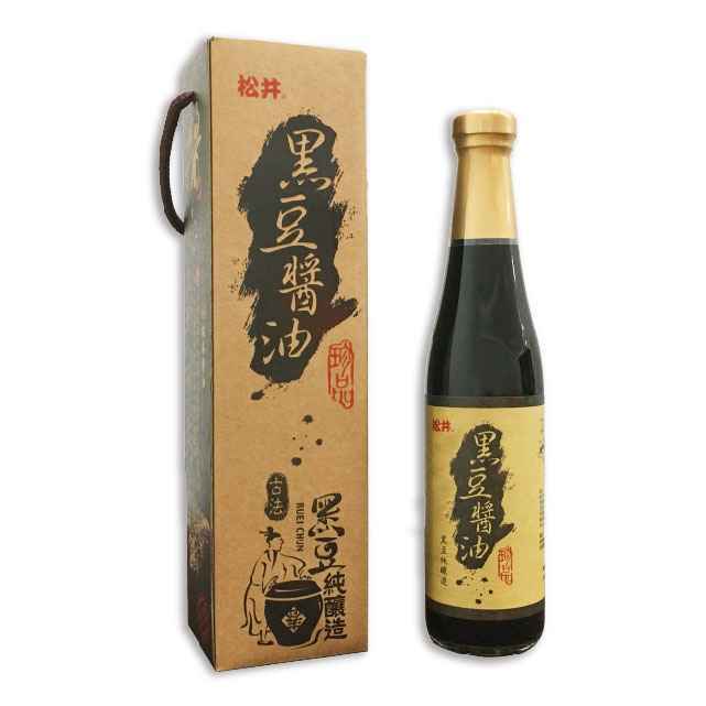 松井與西螺瑞春醬油聯名商品，豆香味濃厚，品嚐起來甘醇香回味無窮，口味上一點都不輸日本醬油，黑豆蛋白質含量豐富，甘醇香濃的質地，營養價值極高