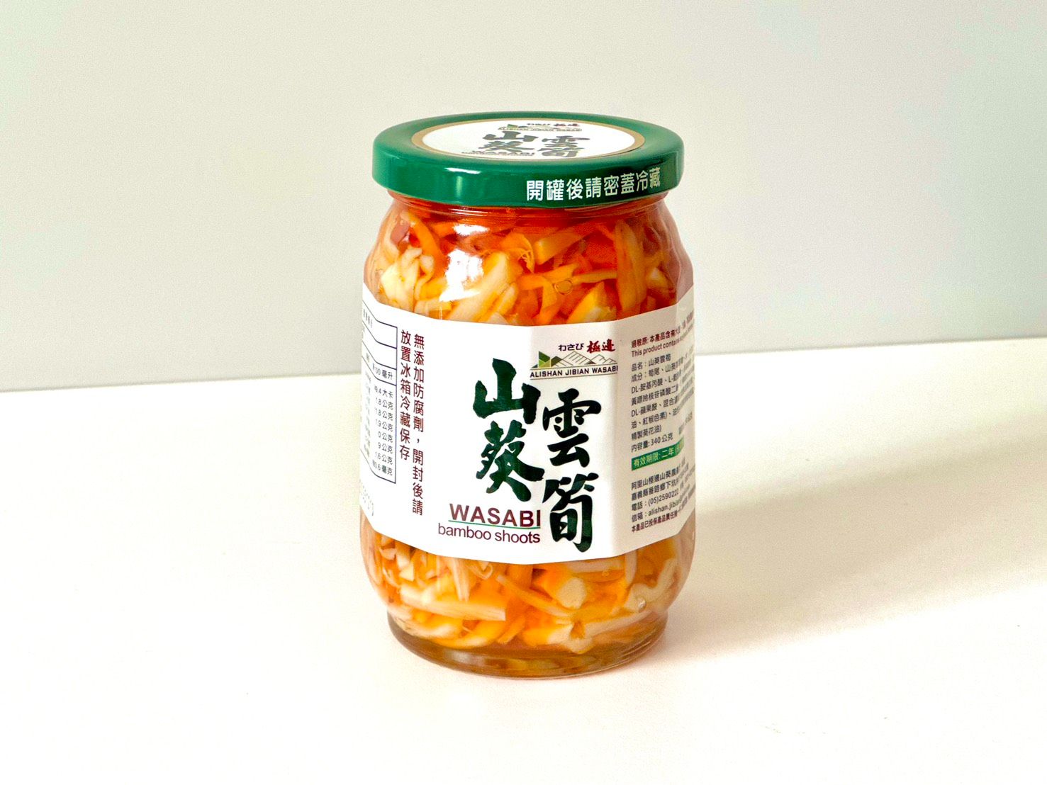 絕無芥末、辣根（西洋山葵）、防腐劑及人工香料
<br />本產品加入山葵精華，增加雲筍的風味，以傳統技術與最新設備，嚴格品質管制經蒸煮、調味、真空、高溫殺菌等多道工序精心製作而成。