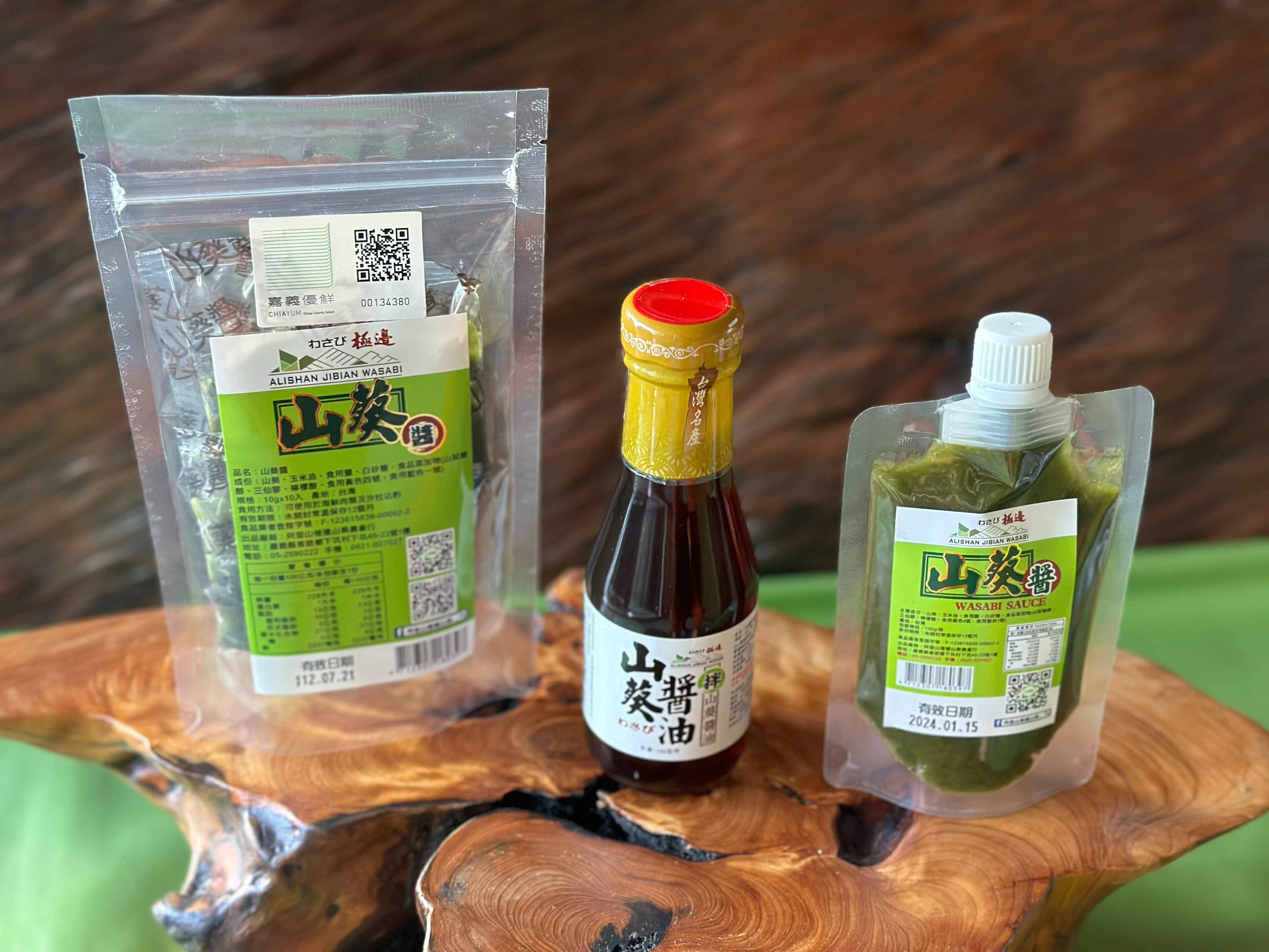 100%純山葵WASABI製作，獨家技術自產自銷，絕無添加防腐劑及人工香料，口感如現磨還看得到纖維及天然嗆味。
<br />高貴山葵具有「綠色黃金」美稱，不只難種植還更難保存，與日本人合作40年經指導研發，未開封可常溫保存，帶出國也更方便，限量供應。
<br />山葵專用醬油無山葵成分，混醬油是錯誤吃法，會將天然嗆味蓋過，由於台人習慣沾醬油，特別嚴選此醬油可混山葵，嗆味依舊能保留！