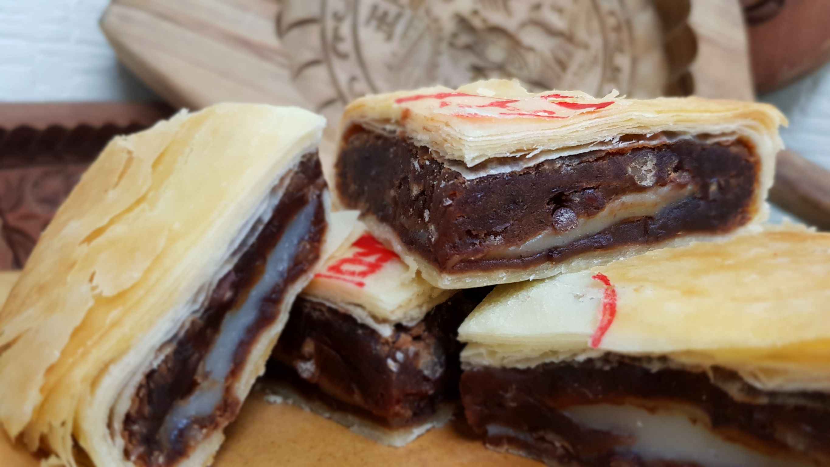 嚴選飽滿紅豆製成香甜綿密內餡，搭配Q彈軟糯麻糬，每一口都能嚐到真實紅豆顆粒與麻糬的完美結合，雙重口感，令仁愛不釋手。