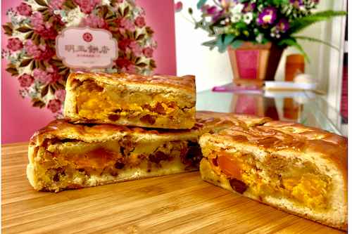 最具代表性的明星商品—狀元餅<br />【特級魯肉蛋黃】          70 多年的堅持與手藝，成就最經典的魯肉蛋黃風味。老師傅深知：豬肉塊在包入豆沙後，若處理不當，時間一久便容易變硬、失去口感。為了克服這項傳統製程的挑戰，我們堅持以自然、緩慢的滷製工法，讓每一塊肉都能完整入味且保持柔軟。<br />         切開剖面時，肉塊層次分明、清晰可見，搭配細緻豆餡與濃郁蛋黃香，每一口都能品味到食材最純粹的甜、香與深度，是老饕們最難忘的經典滋味。