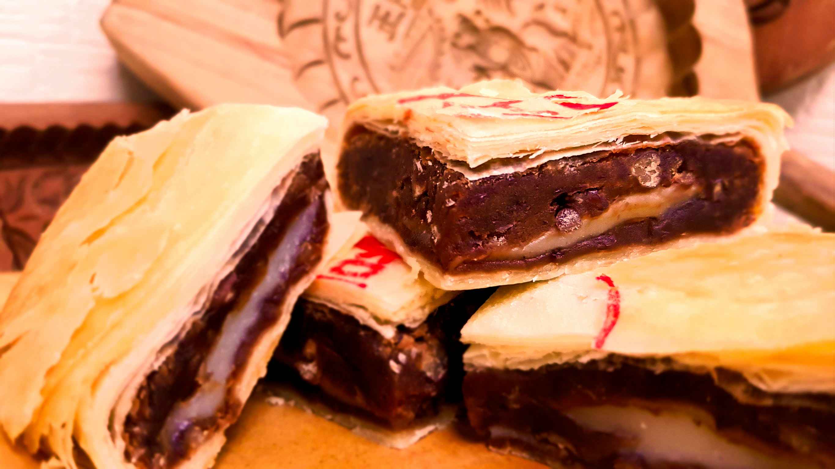 以狀元餅首創店<br />特級狀元+紅豆麻糬組合<br />以喜事年年、年復一年設計涵意<br />圖檔以12個月份代表花卉，將極簡風設計筆法，完成中間預留空間，讓新人 或客人 可貼相片、留言 等 。讓收禮物的親友 覺得特別窩心，感受 贈與者的用心暖意 !