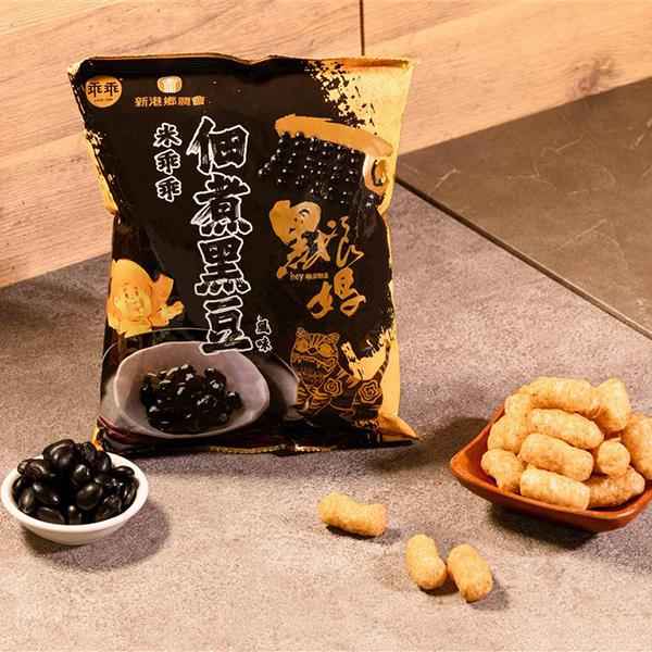 新港鄉農會與乖乖攜手合作，開發國產黑豆新滋味
<br />
<br />米乖乖佃煮黑豆風味，使用新港特產履歷黑豆，
<br />
<br />以及新港在地好米，鹹甜適中，豆香味十足蹦出涮嘴新零嘴
<br />
<br />卡滋卡滋讓人停不下來，絕對要親口吃過！
<br />
<br />☑非油炸物 ☑不含防腐劑 ☑純素可食用☑100%嚴選特產黑豆