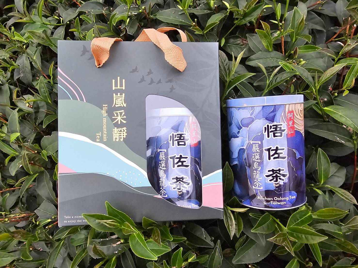 嚴選烏龍茶：
<br />青心烏龍是大家最耳熟能詳的茶葉品種，葉型肥厚挾長、葉邊齒序較小。茶乾緊結勻整呈半球型，鮮豔墨綠帶油光，也是全台分佈最廣的的茶葉品種。茶湯金黃明亮，香氣清幽高雅，香而不膩再三回味，冷茶香依舊在，盡飲猶現杯底香，滋味醇厚圓滑，不帶菁苦澀，入口生津富含活性，入喉甘潤回韻無窮。