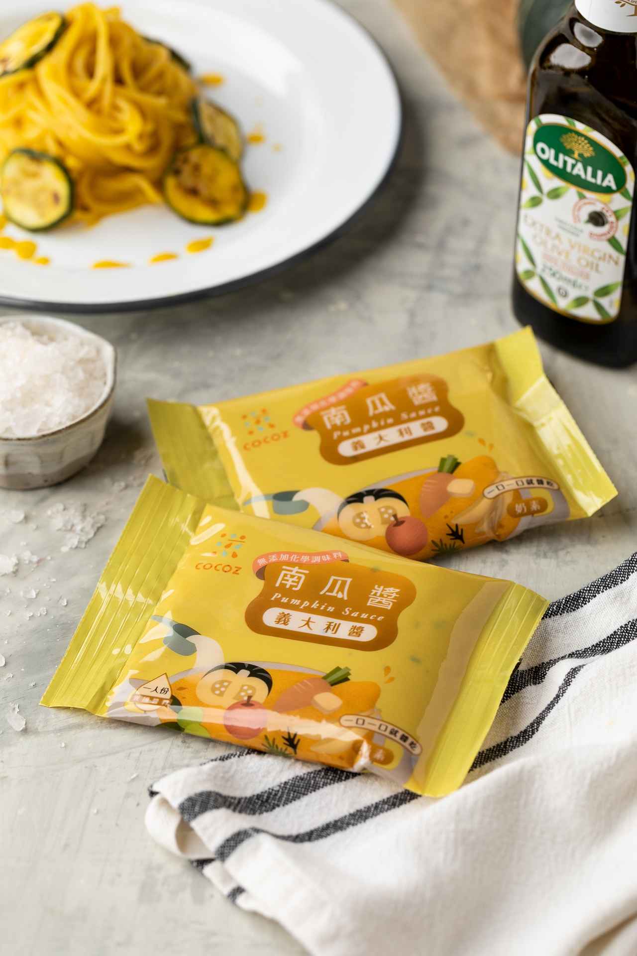 *優質南瓜搭配水果熬煮南瓜滑順及水果酸甜達到完美
<br />*小家庭每餐分量較少.產品帶動輕度開伙.料理多樣份量精確.在家吃得豐盛不浪費,料理時感受家人間最真實的情感.讓口口滋成為愛上在家吃的理由
<br />*包裝將所有原料食材以獨特畫風呈現.讓消費者容易理解.使用它來為重視的家人朋友們料理.幸福感倍增
<br />*產品潔淨高值不添加化學調味料.香精.色素.不含反式脂肪,使用大量原始食材煮出最動人的醬
<br />*每年自主性產品檢驗
<br />*冷凍商品益於貯存.不需添加防腐劑也不需經過會破壞營養成份的殺菌製程
<br />*廠區採雲端影音產銷履歷及物聯網即時監控溫度.濕度等,製程減少碳排量
<br />*產品皆在ISO22000及HACCP驗證之自有食品廠生產