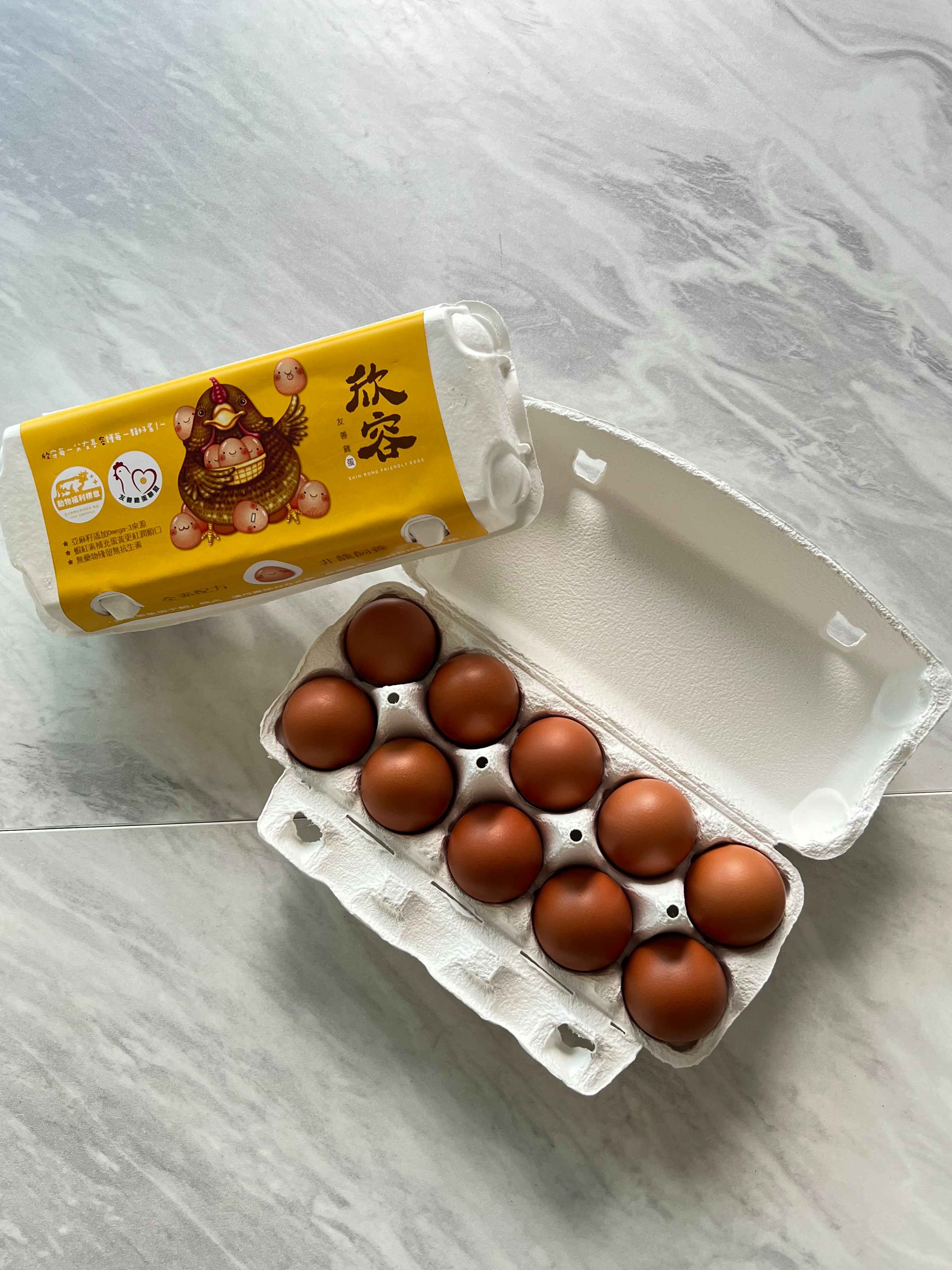 「欣容友善雞蛋」來自採用 丹麥LANDMECO多層次平飼系統 的現代化牧場，讓母雞能自由走動、棲息、回巢產蛋，在舒適乾淨的環境中自然生活。我們堅持 非籠飼、無抗生素、無動物油脂，從飼料到飲水都以健康為本。<br /><br />飼料配方添加 亞麻籽、蝦紅素、七日苗、益生菌，結合 富氫微氣泡水 養殖技術，讓母雞體質更穩定，蛋品風味香醇、無腥味。每顆雞蛋皆經 霍氏單位AA級檢驗，鮮度高、營養完整，蛋黃自然濃郁、蛋白緊實彈性佳。