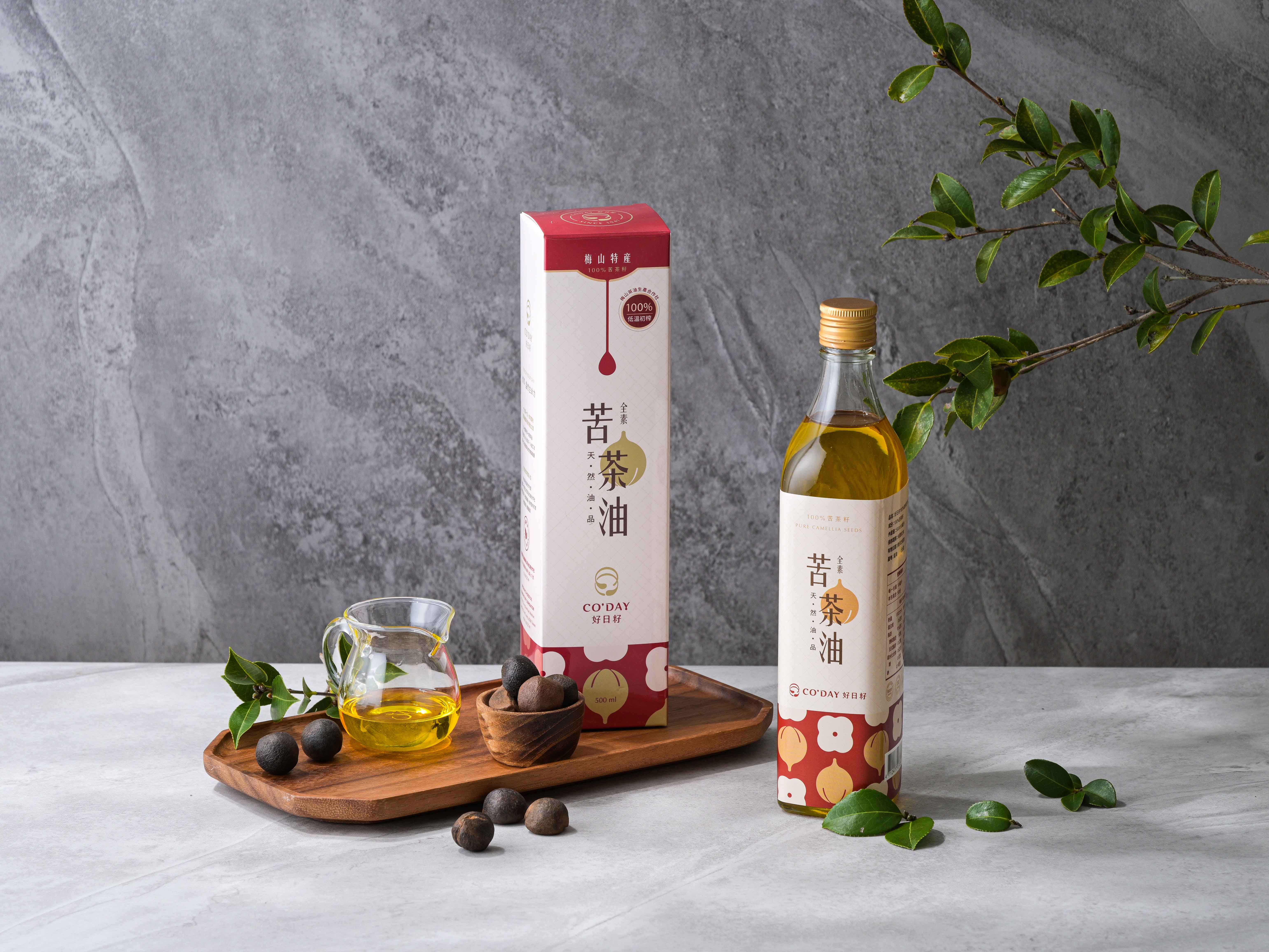 超過70年的專業製油經驗，堅持古法油壓製造，小果茶籽，發煙點高且香氣濃郁，適合入鍋料理及生飲，是您日常的首選用油。