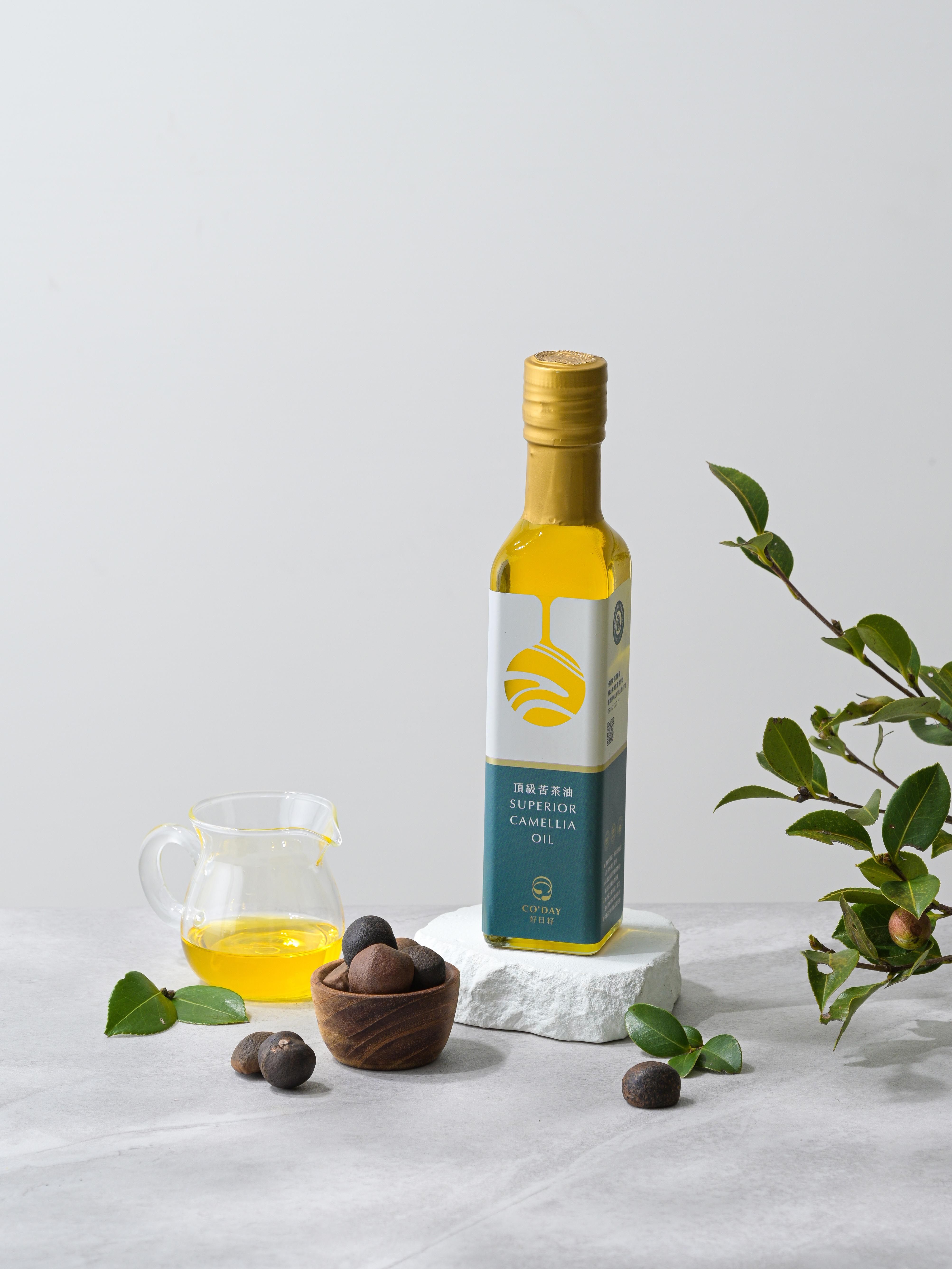 堅持古法油壓製造，使用大果茶籽，經過脫殼處理，口感更加溫順，苦茶油含單元不飽和脂肪酸、多元不飽和脂肪酸、維生素E等，此款苦茶油帶有果香味，非常適合涼拌和生飲。<br />本產品榮獲許多國內外獎項及認證，如：A.A. Clean Label 無添加三星驗證、世界品質評鑑大賞金賞、巴勒克清真驗證、美國FDA、ISO22000及HACCP等。