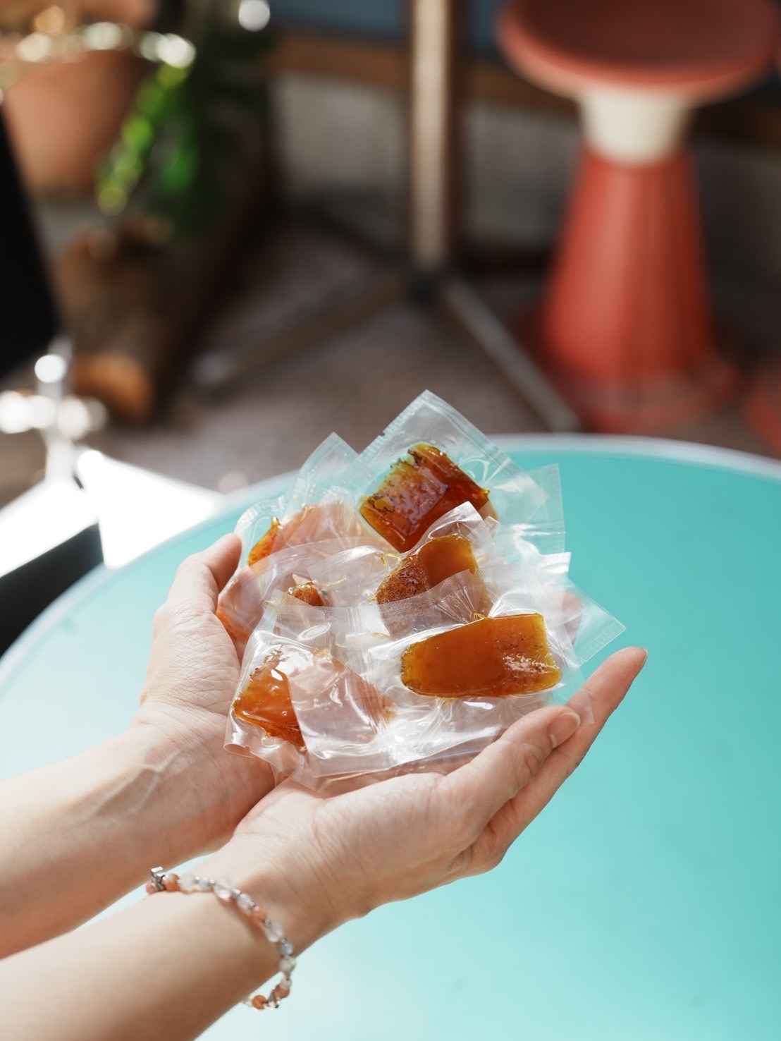 我們的堅持
<br />養殖階段-生態級養殖,不使用雌激素,天然結子
<br />取子階段-結子前期取子,不使用麻醉藥,烏魚子綿密細緻
<br />熟成階段-日曬後低溫冷風熟成,品質穩定更衛生,使用洲南海鹽風味更 
<br />                    有層次